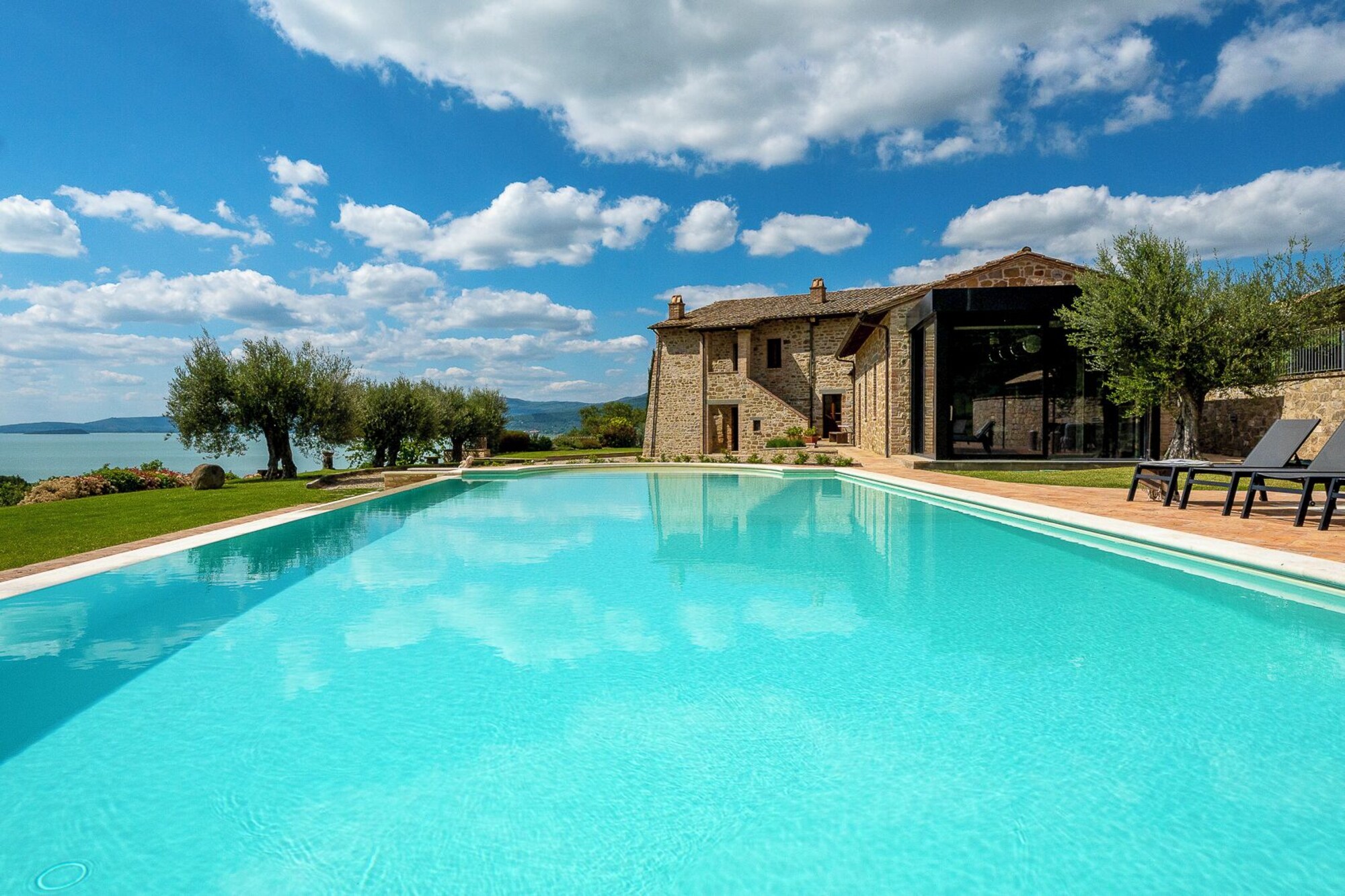 Villa Oliveto Perugia: Luxury 6-Bedroom Villa with Pool and Lake Views, Umbria
