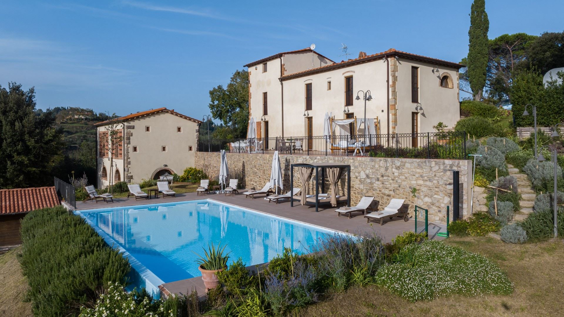 Villa Palaia Valdera: Luxury 6-Bedroom Villa with Pool in Scenic Pisa