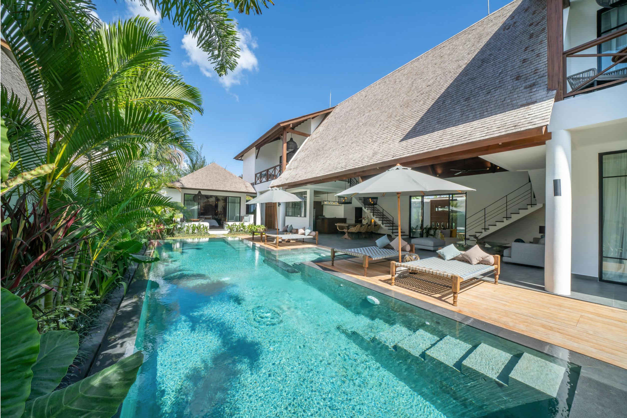 Villa Pantai Pererenan: Spacious 8-Bedroom Luxury Apartment with Seaview, Bali