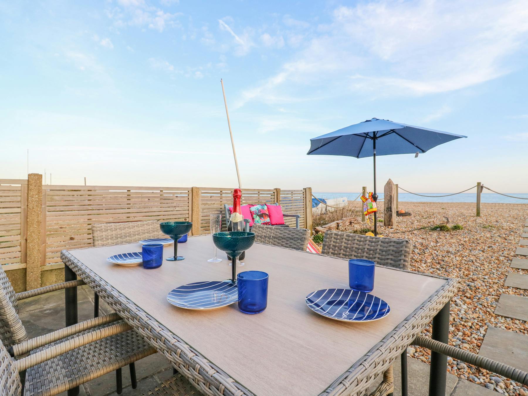 Villa Pevensey Downs Eastbourne: Luxury 3-Bedroom Beachfront Villa with Sea Views, Eastbourne