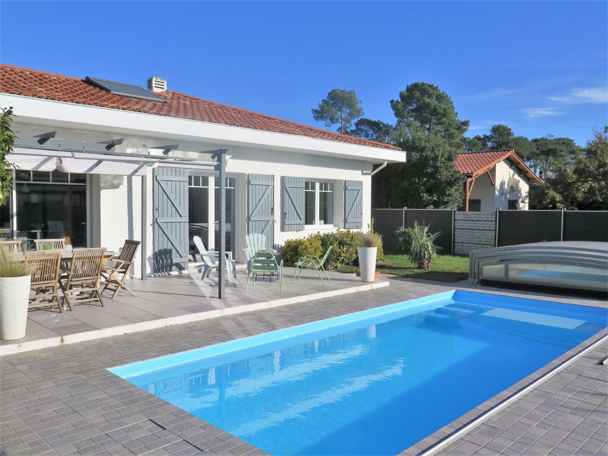 Villa Pinasse Andernos: Modern 3-Bedroom Villa with Private Pool and Eco-Friendly Features Near Beach