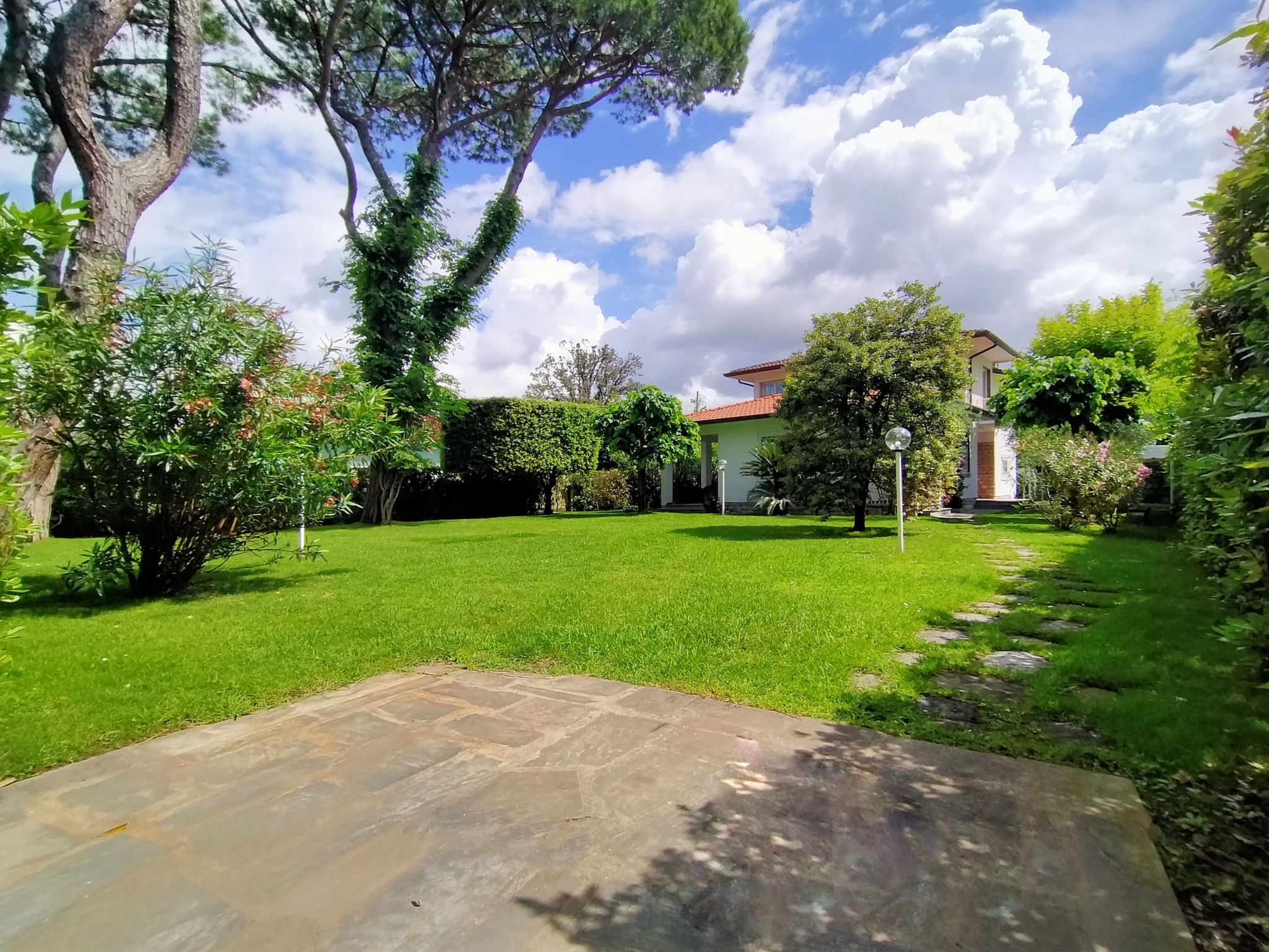 Villa Pineta Forte Forte dei Marmi: Modern 6-Bedroom Villa with Hot Tub and Garden in Exclusive Italian Resort Town