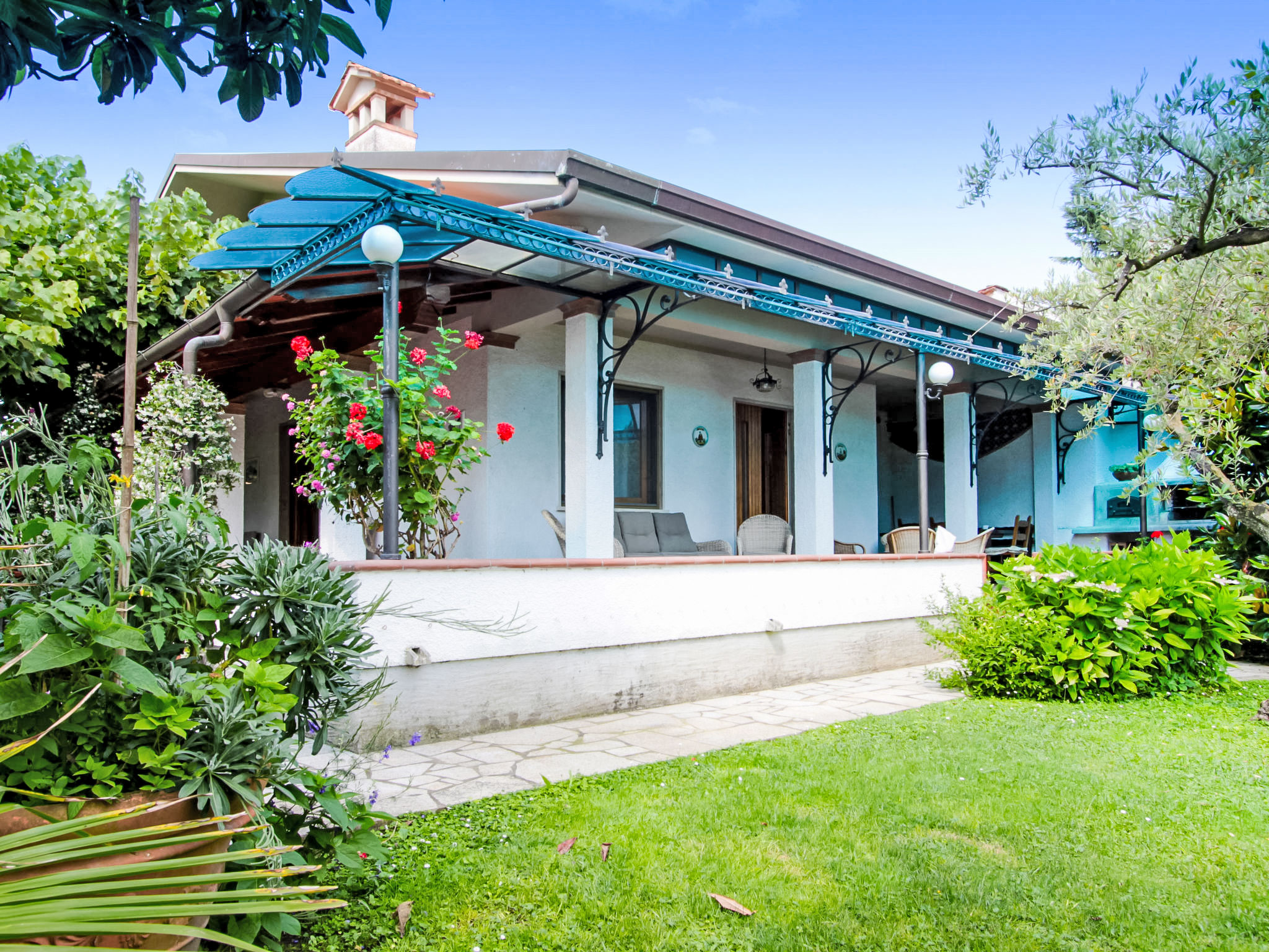 Villa Pineta Marmi: Spacious 5-Bedroom Luxury Villa with Garden and Modern Amenities Near Beach in Forte dei Marmi