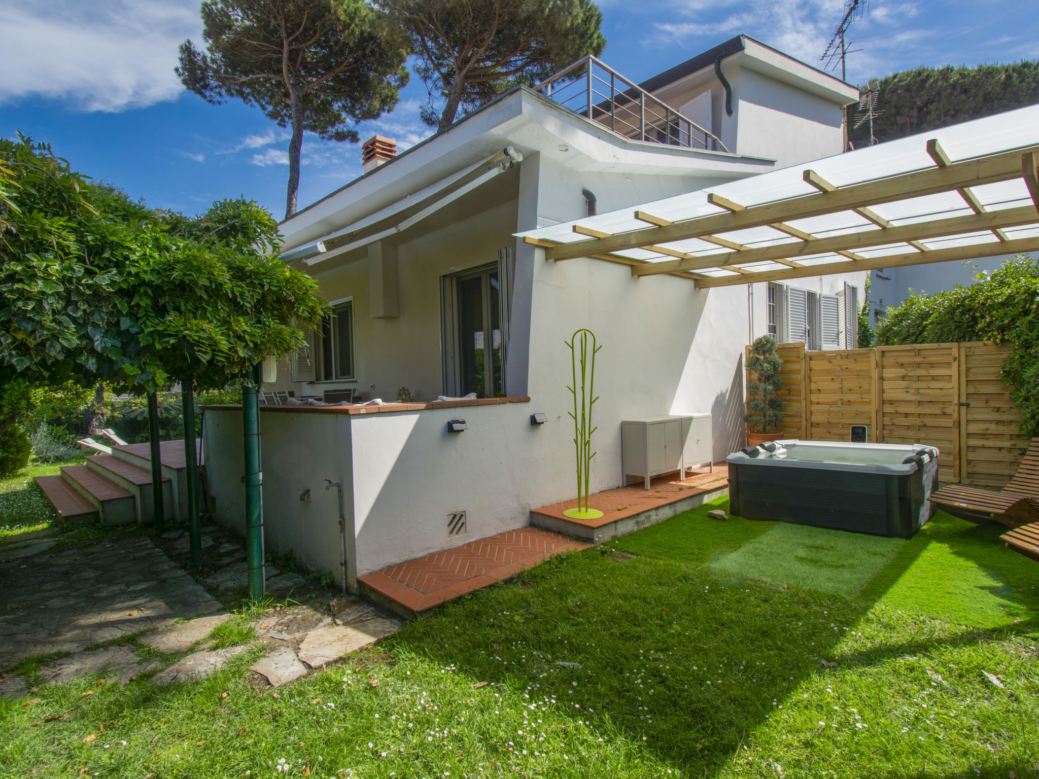 Villa Pineta Tirrenia: Spacious 3-Bedroom Detached Villa with Hot Tub and Garden Near Tuscan Coast