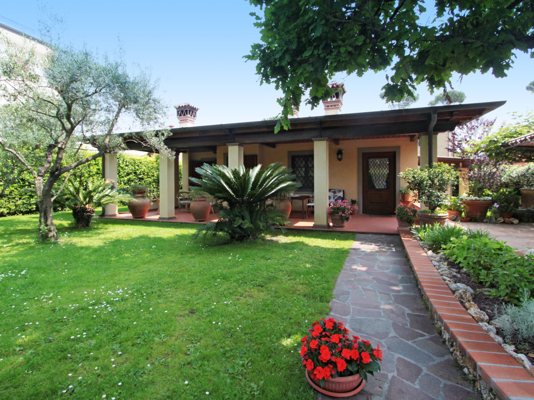 Villa Pontile Marmi: Elegant 3-Bedroom Villa with Garden and Proximity to Beaches in Forte dei Marmi Italy