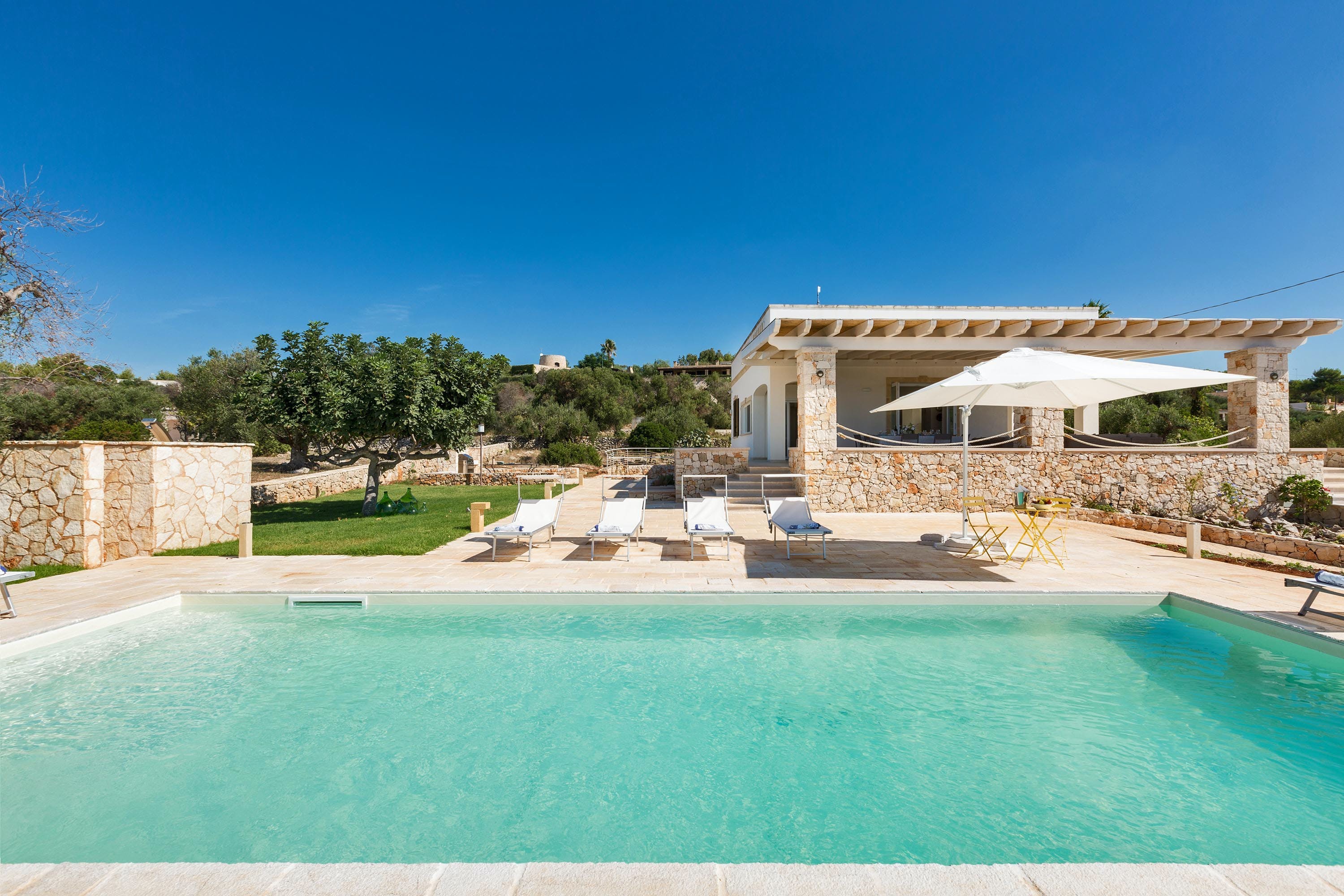 Villa Quercia Tricase Tricase: Spacious 5-Bedroom Villa with Pool and Sea Views, Tricase