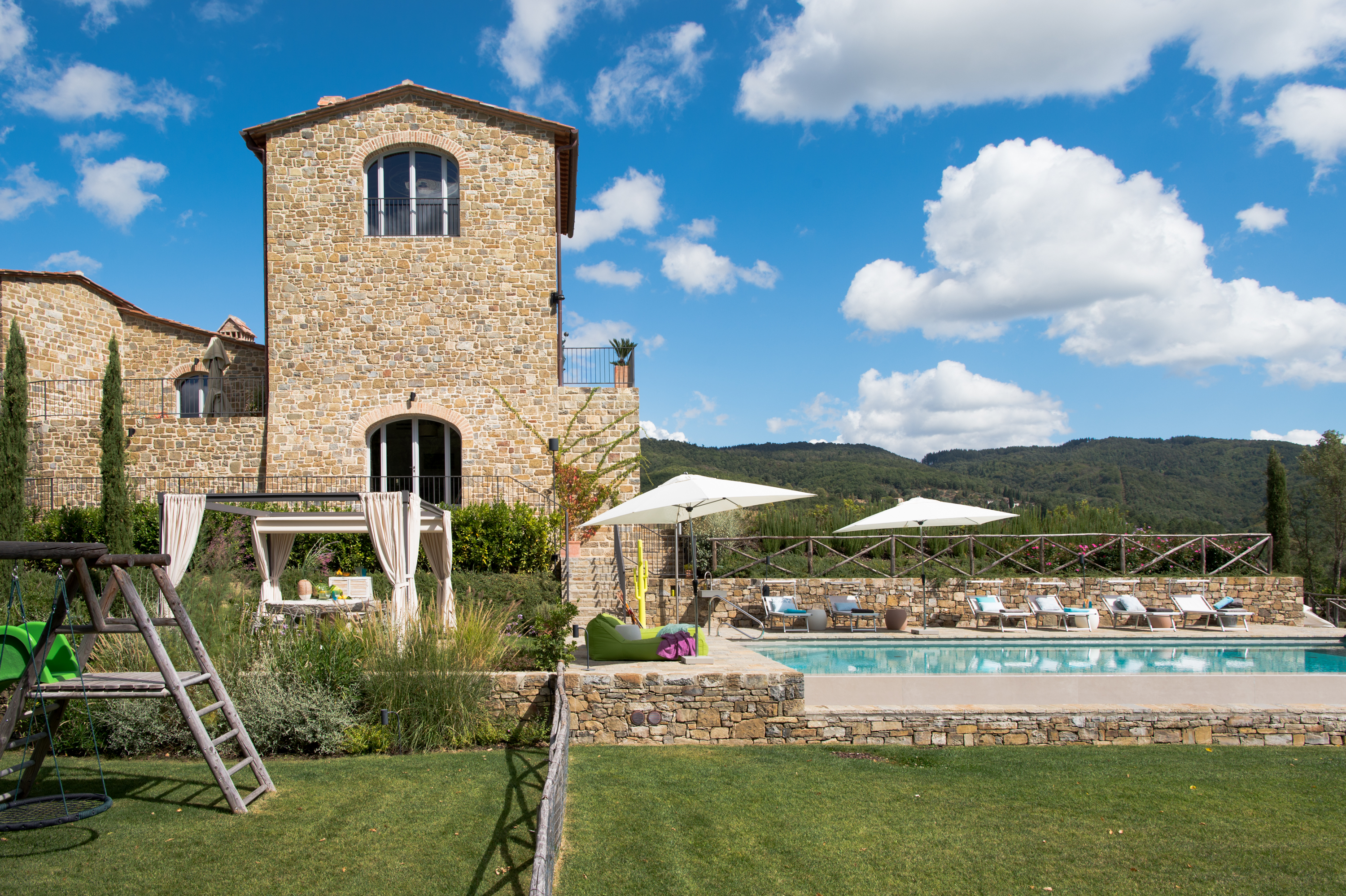 Villa Querciabella Radda: Spacious 5-Bedroom Villa with Pool and Sauna, Chianti