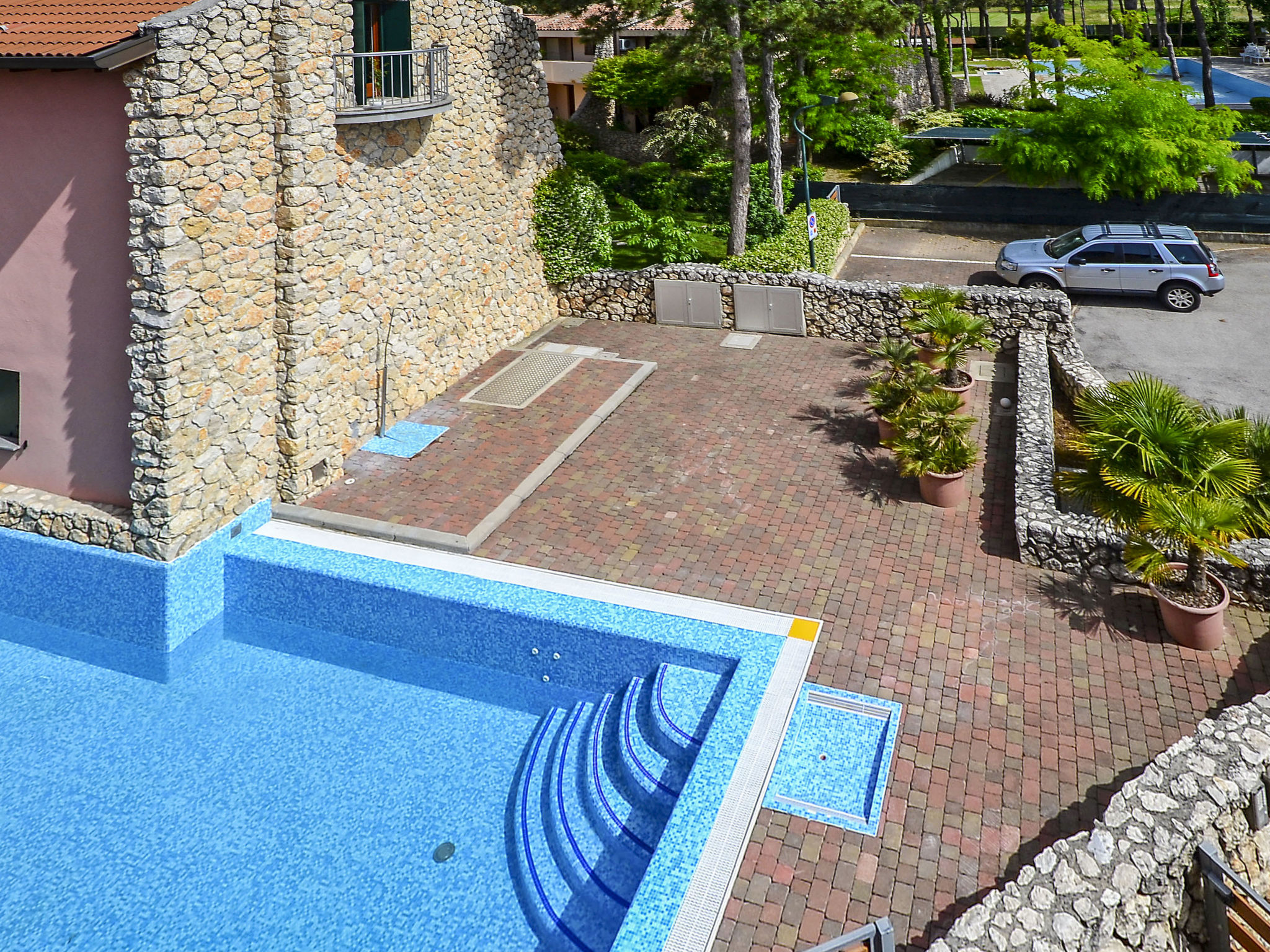 Villa Sabbiadoro Lignano: Contemporary Three-Bedroom Terraced Villa with Shared Pool in Italian Beach Resort