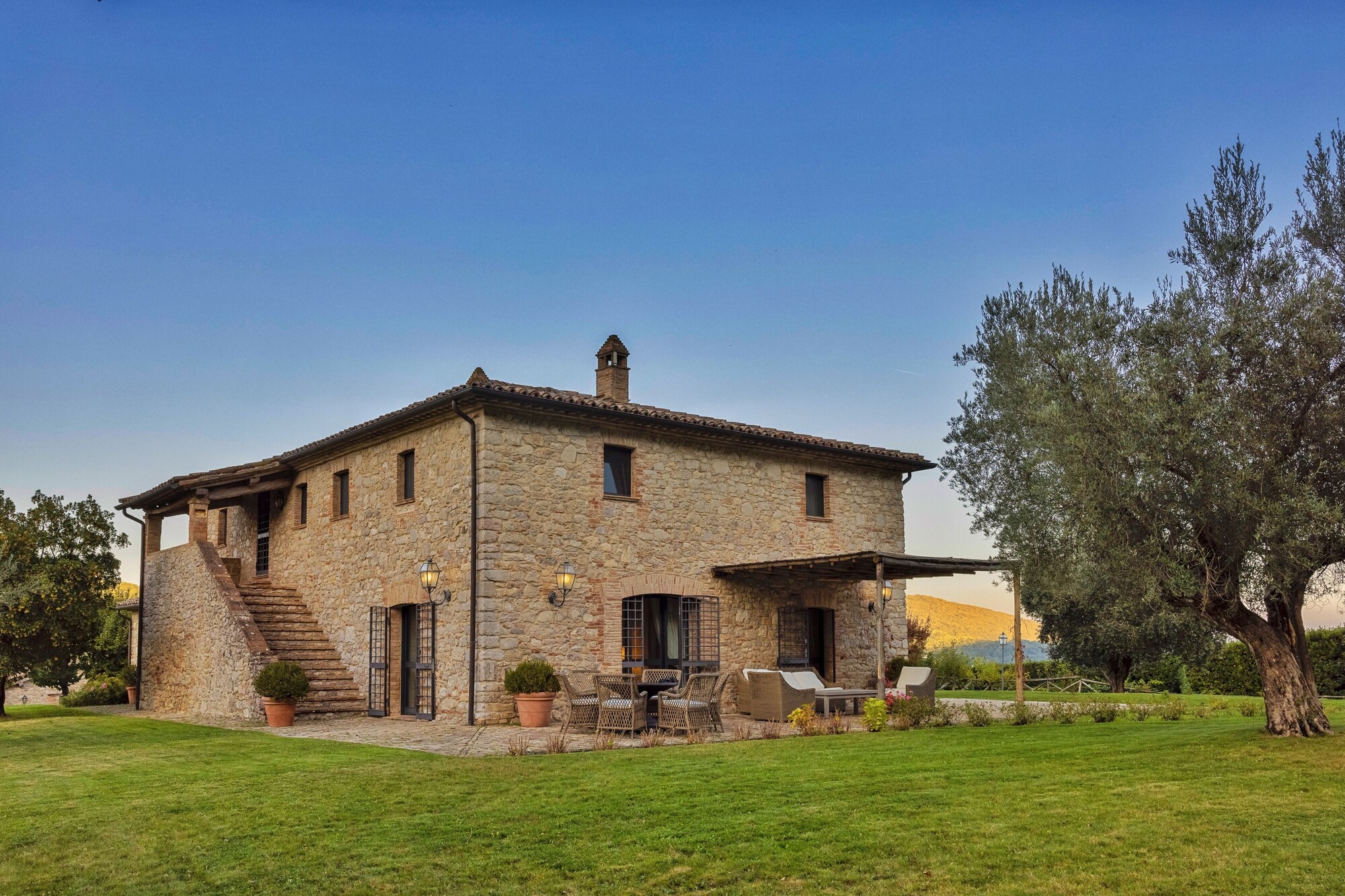 Villa San Francesco Perugia: Spacious 8-Bedroom Apartment with Pool and Countryside Views, Perugia