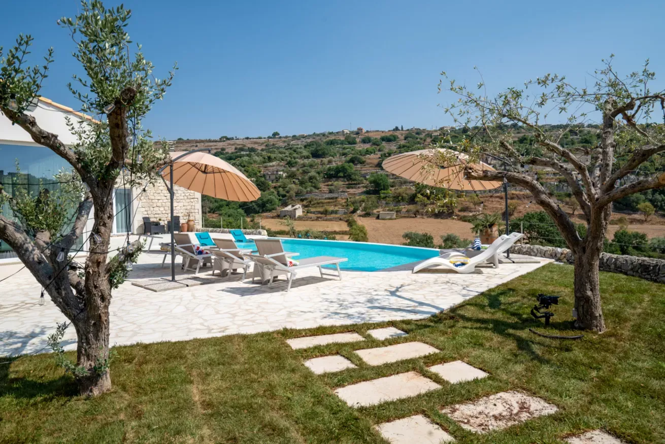 Villa SanBartolomeo Ragusa: Luxury 4-Bedroom Apartment with Pool and Hot Tub, Ragusa