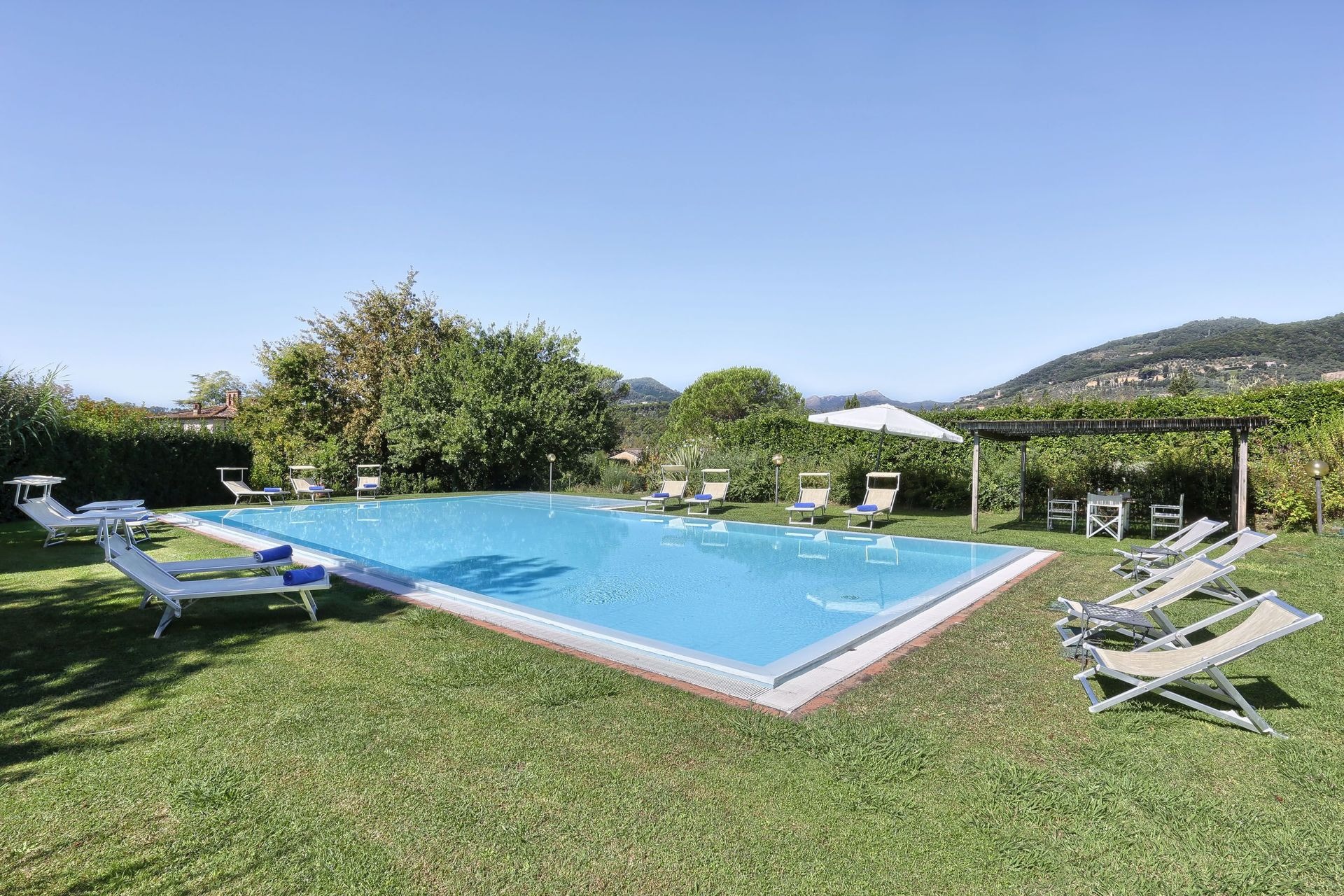 Villa Santo Lucca: 6-Bedroom Luxury Apartment with Pool, Lucca, Tuscany