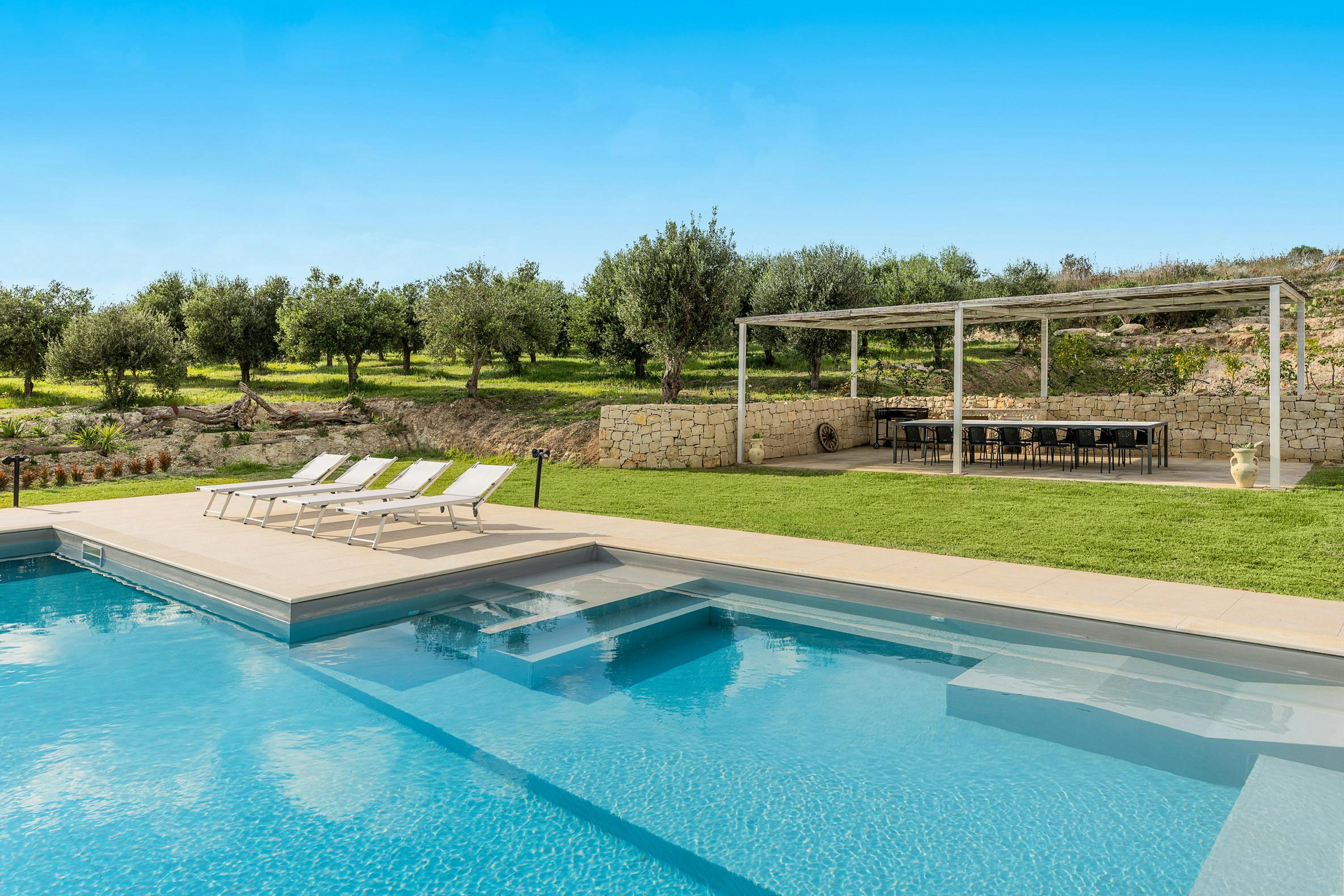 Villa Scirocco Avola: Luxury 7-Bedroom Villa with Swimming Pool, Val di Noto