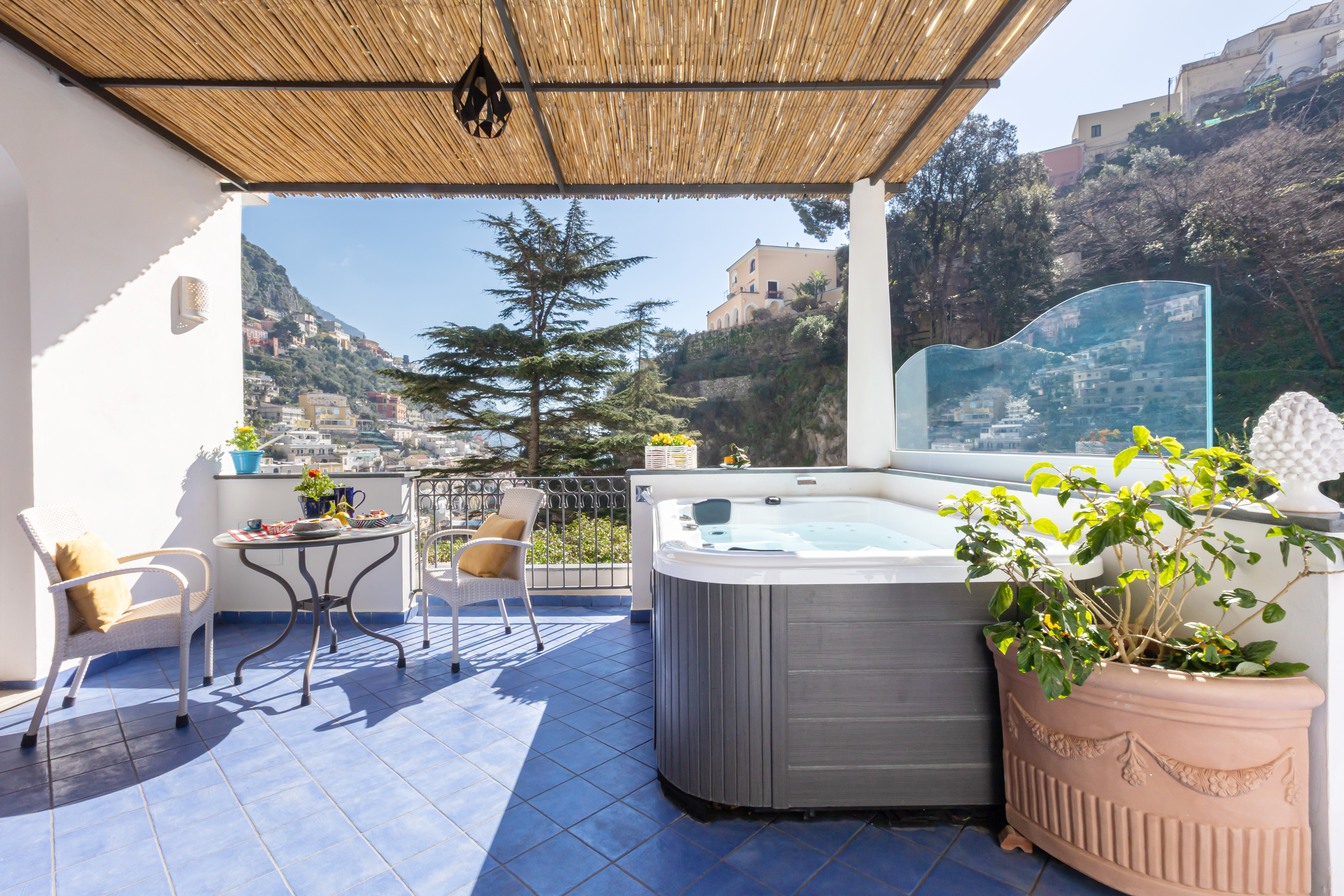 Villa Scirocco Positano: Chic 2-Bedroom Villa with Hot Tub and Sea Views, Positano