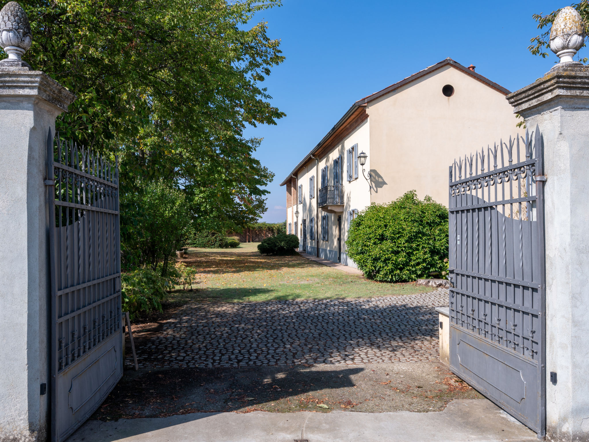 Villa Scrivia Tortona: Stunning 4-Bedroom Villa with Private Swimming Pool and Extensive Gardens in Piedmont