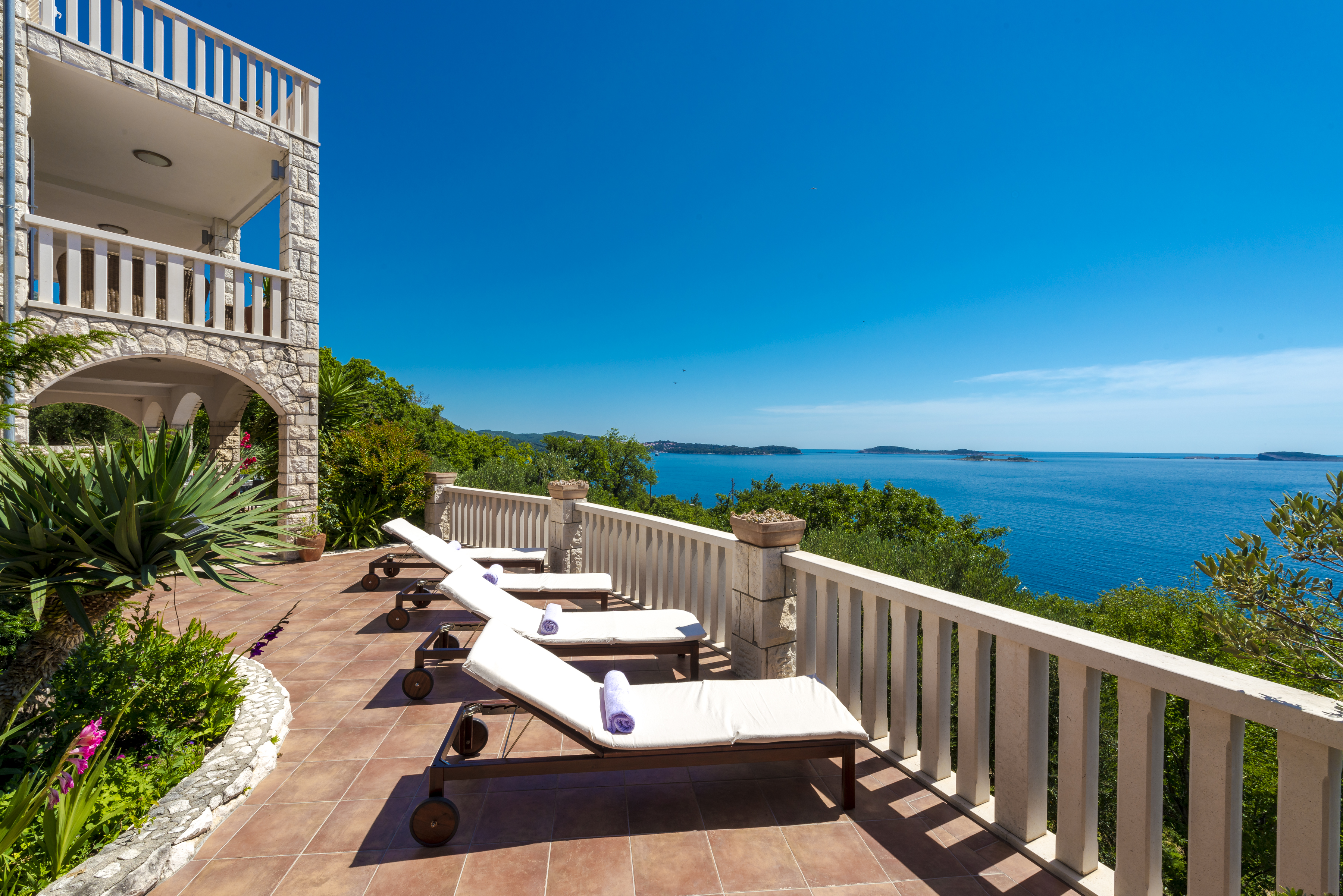 Villa Šiba Dubrovnik: Spacious 5-Bedroom Beachfront Apartment with Hot Tub, Dubrovnik