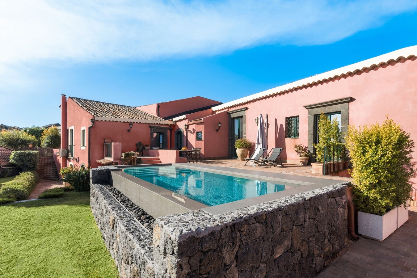 Villa Sirocco Viagrande: Luxury 4-Bedroom Villa with Infinity Pool and Sea Views, Catania