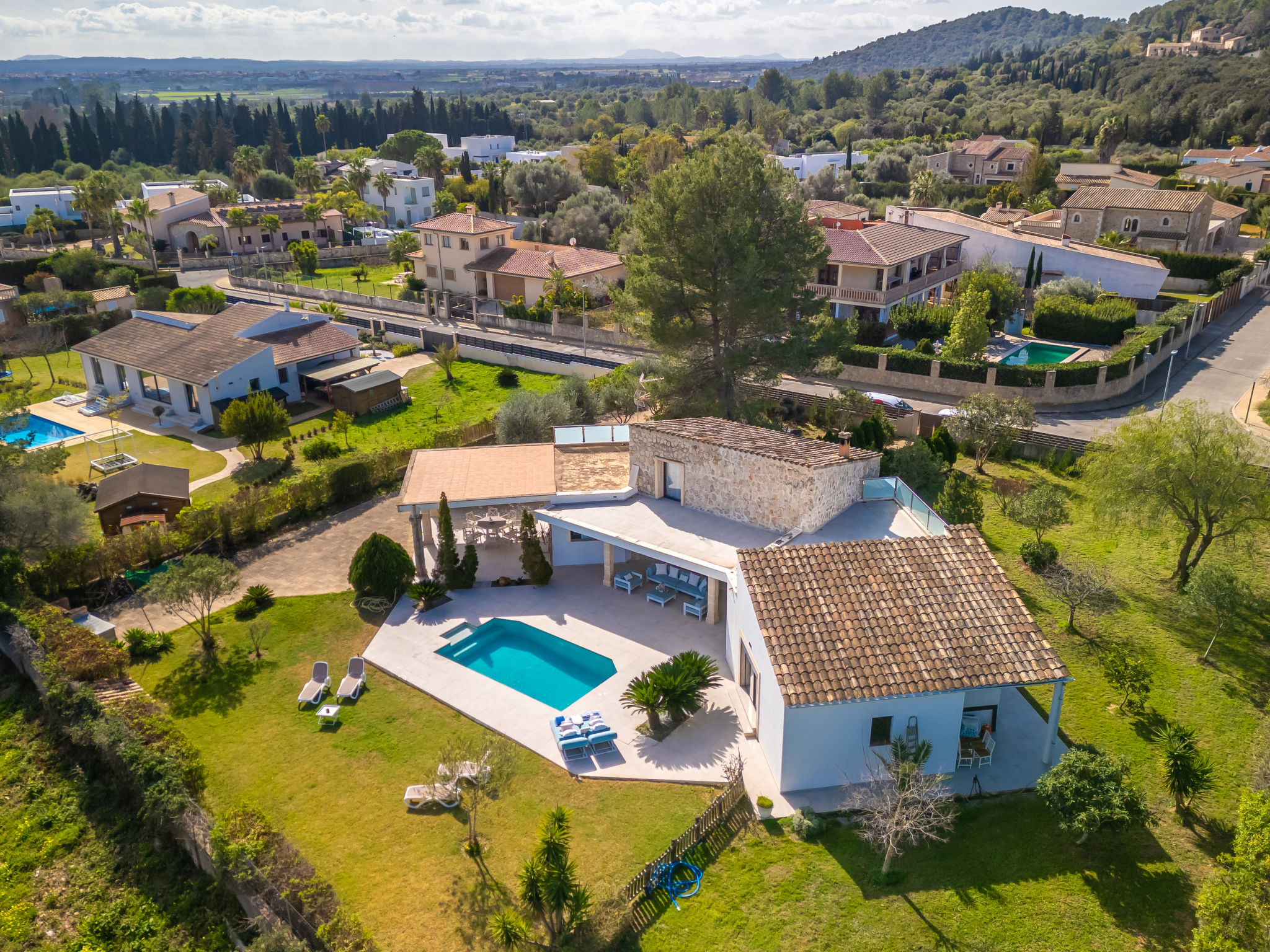 Villa Tramuntana Crestatx: Modern 4-Bedroom Family Villa with Private Pool and Golf Course Access near Sa Pobla Mallorca
