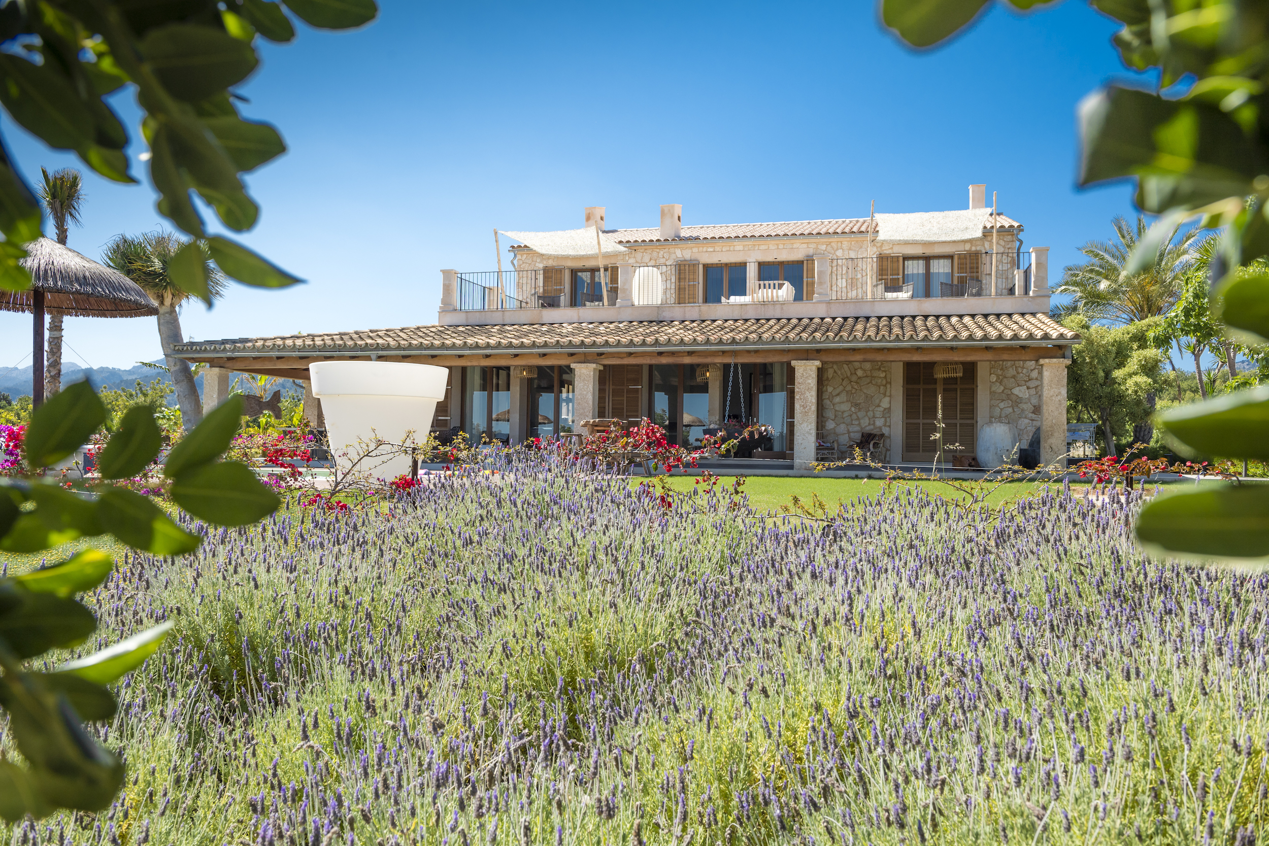 Villa Tramuntana Raiguer: Spacious 5-Bedroom Luxury Apartment with Pool and Tennis Court, Mallorca