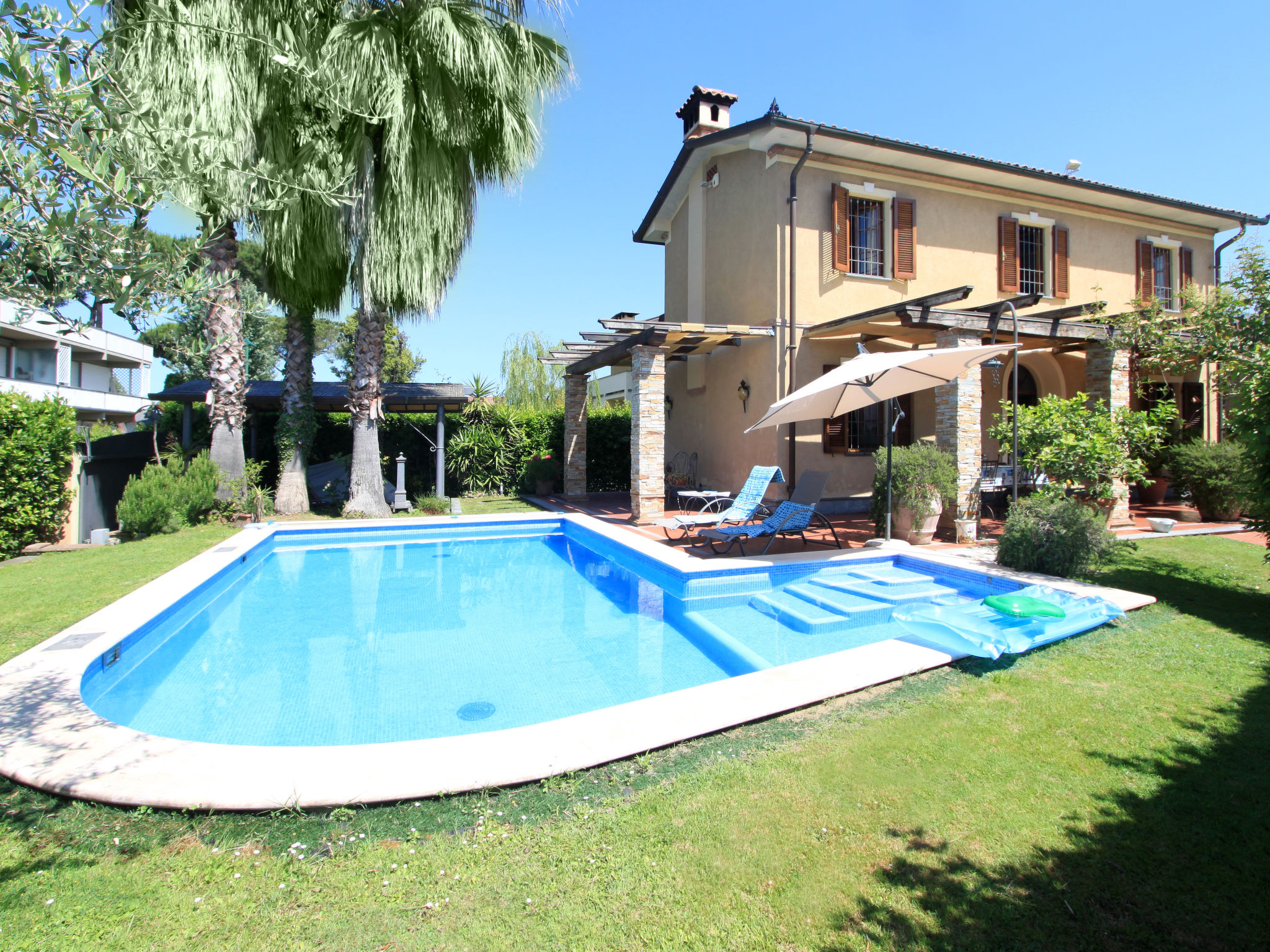 Villa Versilia Forte Forte dei Marmi: Elegant Three-Bedroom Villa with Private Pool and Garden in Forte dei Marmi Italy