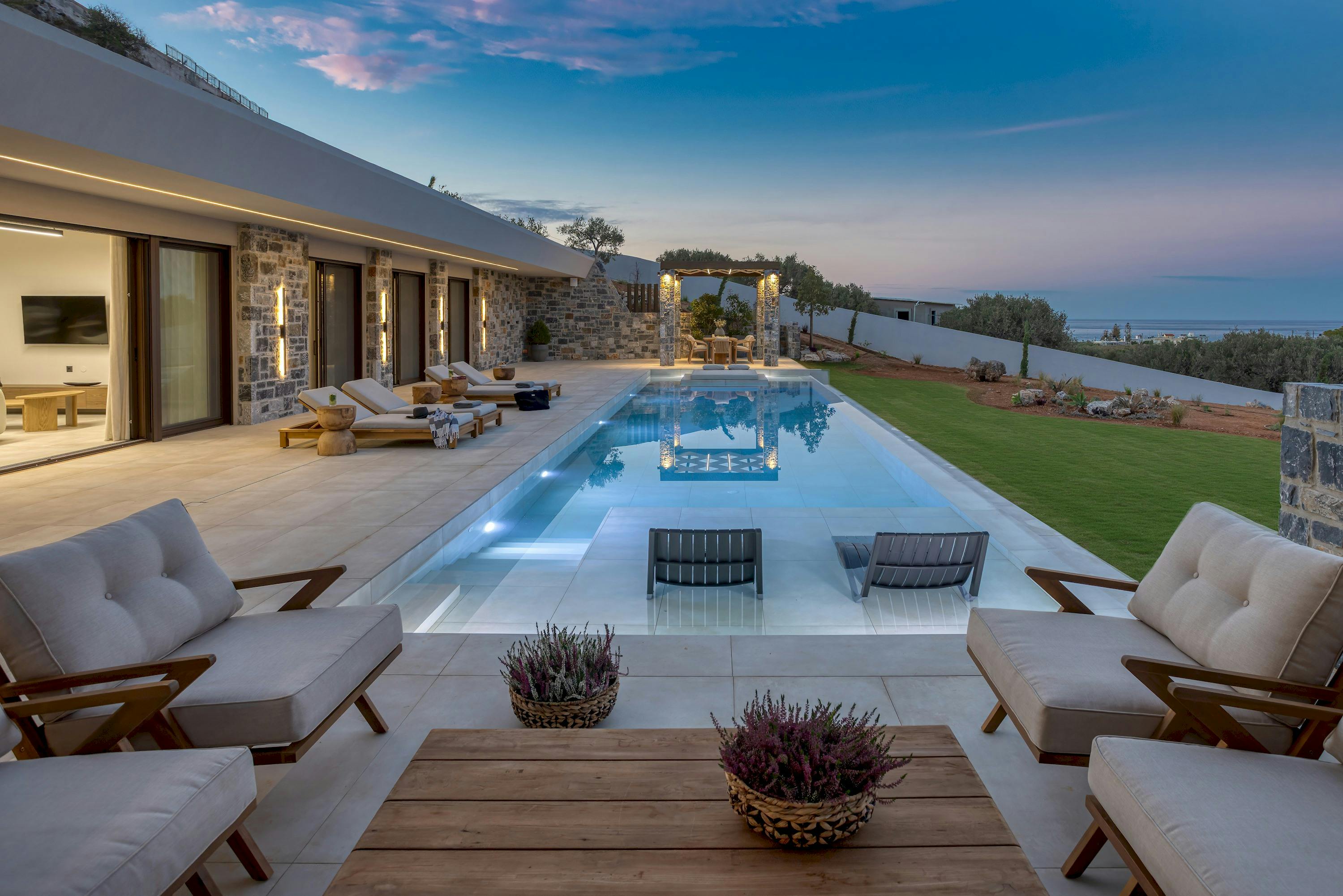 Villa Vrachokipos Heraklion: Luxury 3-Bedroom Villa with Seaviews, Heraklion