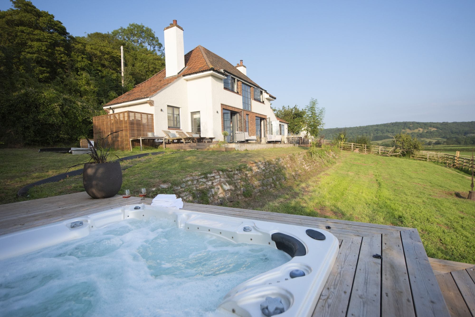 Apartment Brue Somerset: Charming 3-Bedroom Countryside Apartment with Hot Tub, Somerset