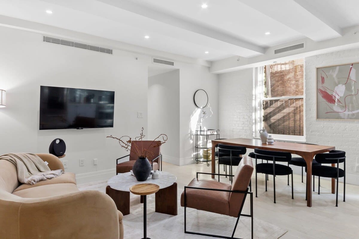 Villa Boreas Gramercy Union Square & Flatiron: Stylish 3-Bedroom Apartment with Hot Tub and Air-Con, Union Square