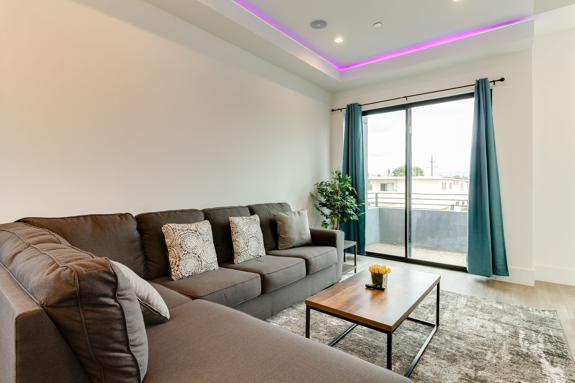 Apartment La Cienega Los Angeles: Luxury 12-Bedroom Apartment with Rooftop Terrace, Mid City Los Angeles