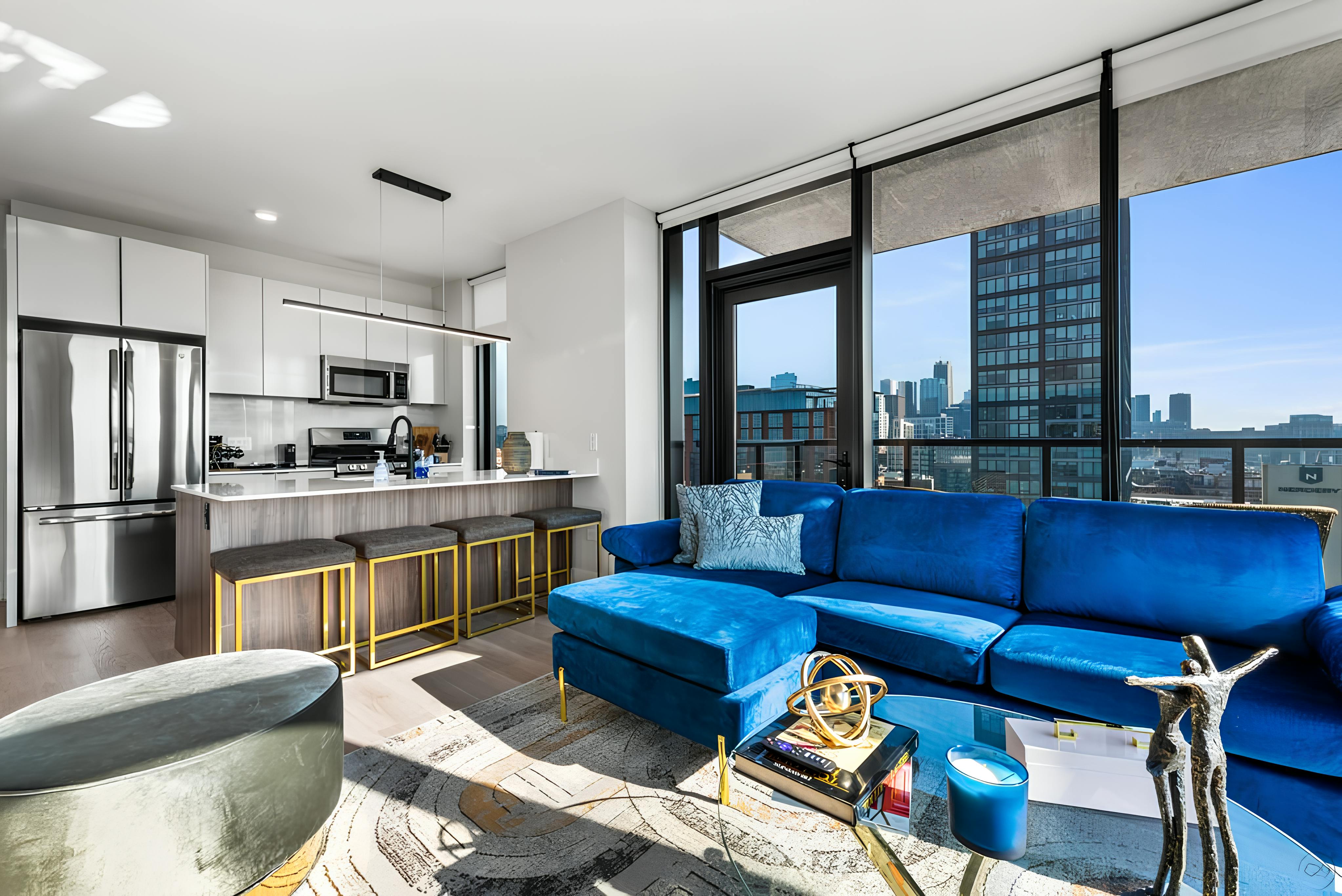 Apartment Midway Chicago: Stylish 2-Bedroom Apartment Rental with Air-Con and Family-Friendly Features, Chicago
