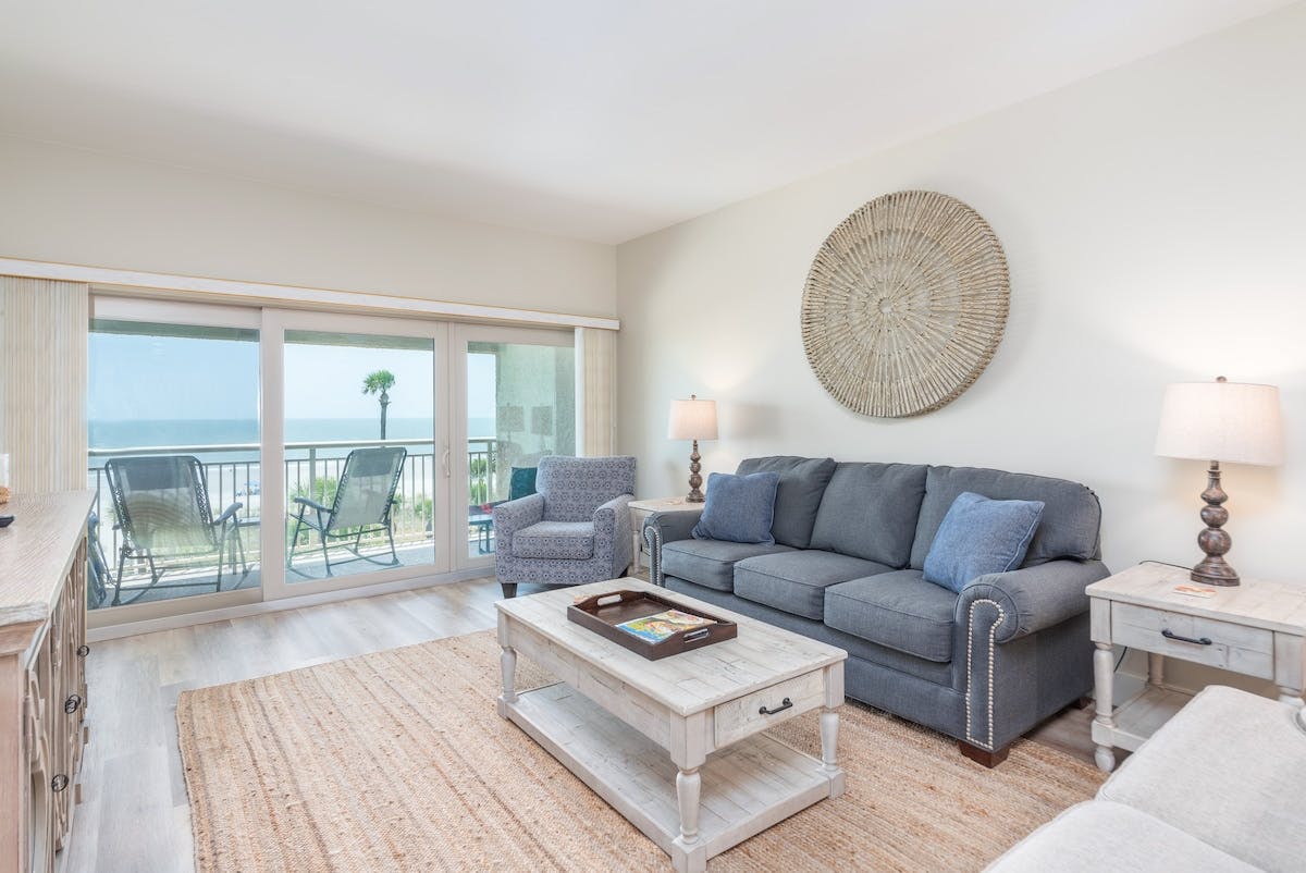 Villa Aurore Skull Creek Hilton Head: Beachfront 2-Bedroom Apartment with Pool and Sea Views, Hilton Head