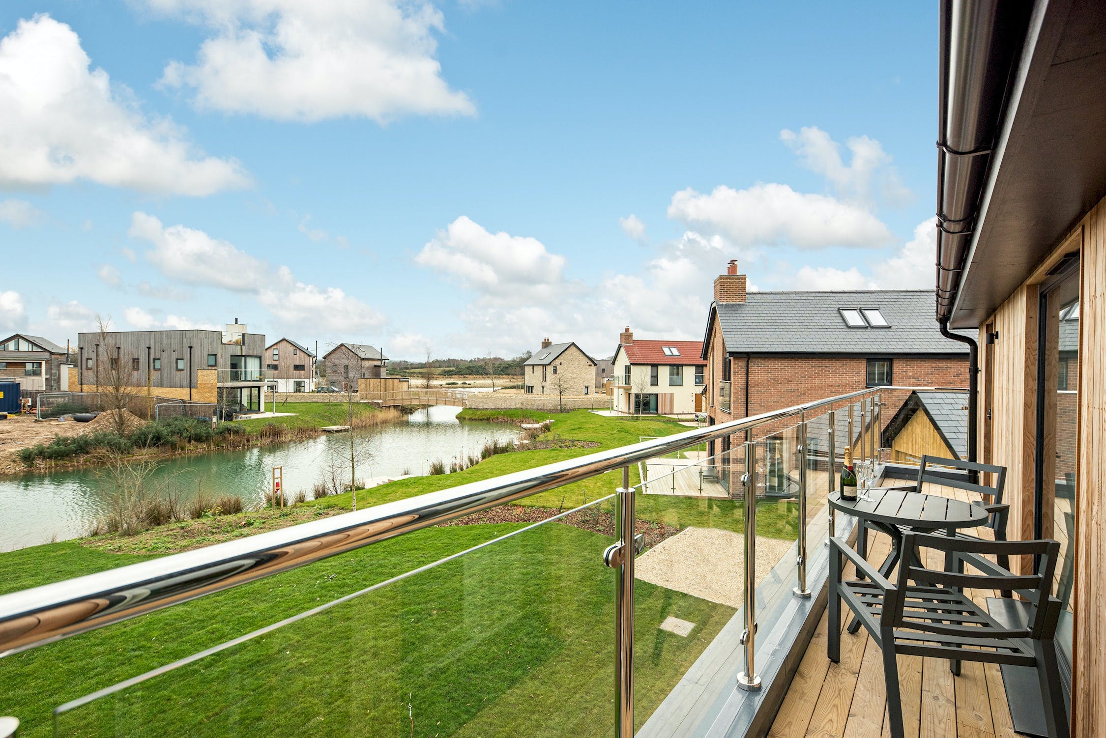 Apartment Radipole Weymouth: Spacious 3-Bedroom Apartment with Hot Tub and Lake Access, Weymouth