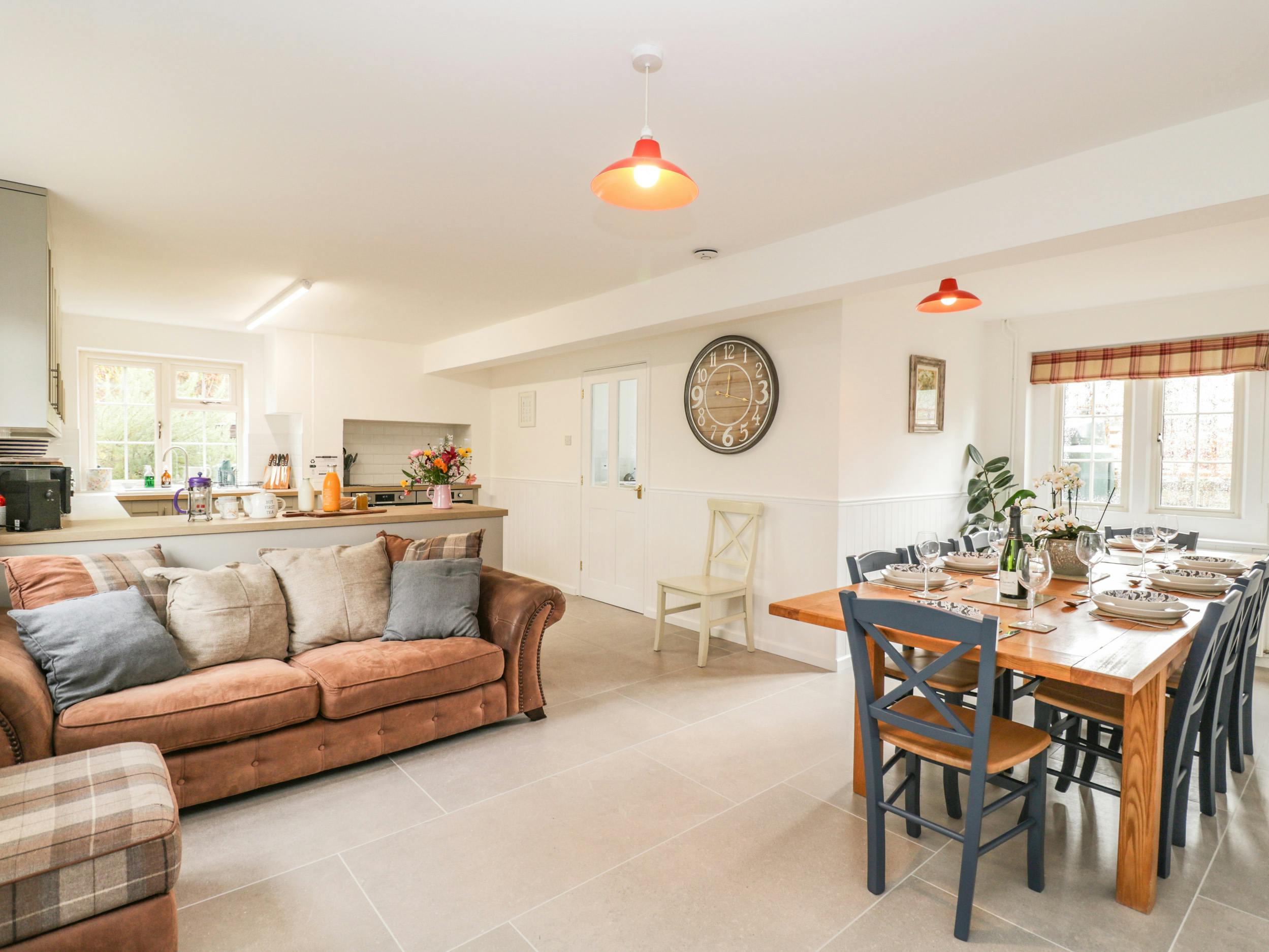 Apartment Steepleton Dorset: Charming 4-Bedroom Apartment with Hot Tub near Sherborne, Dorset