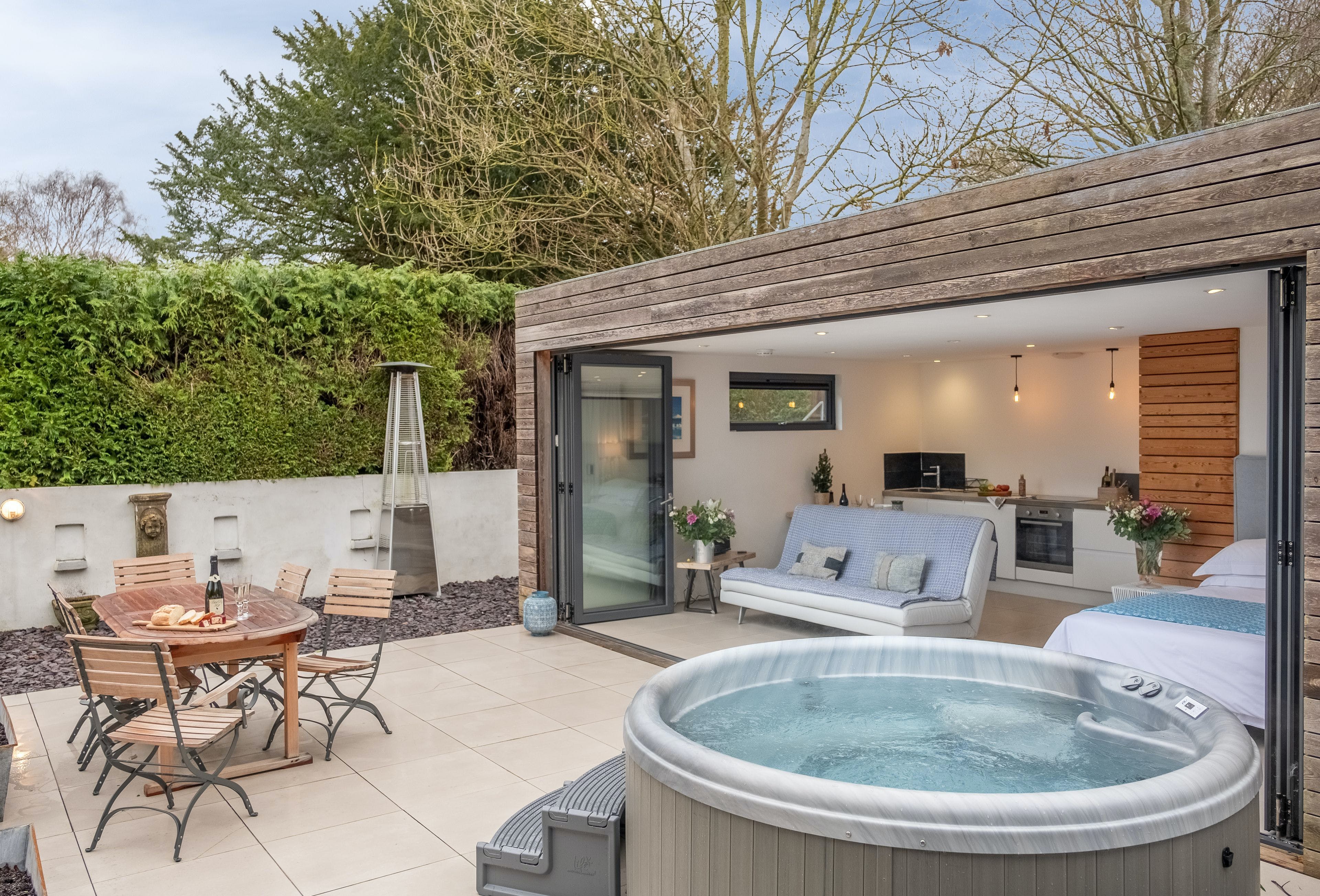 Apartment Weald Brighton: Spacious 3-Bedroom Apartment Rental with Hot Tub Near Beach, Brighton