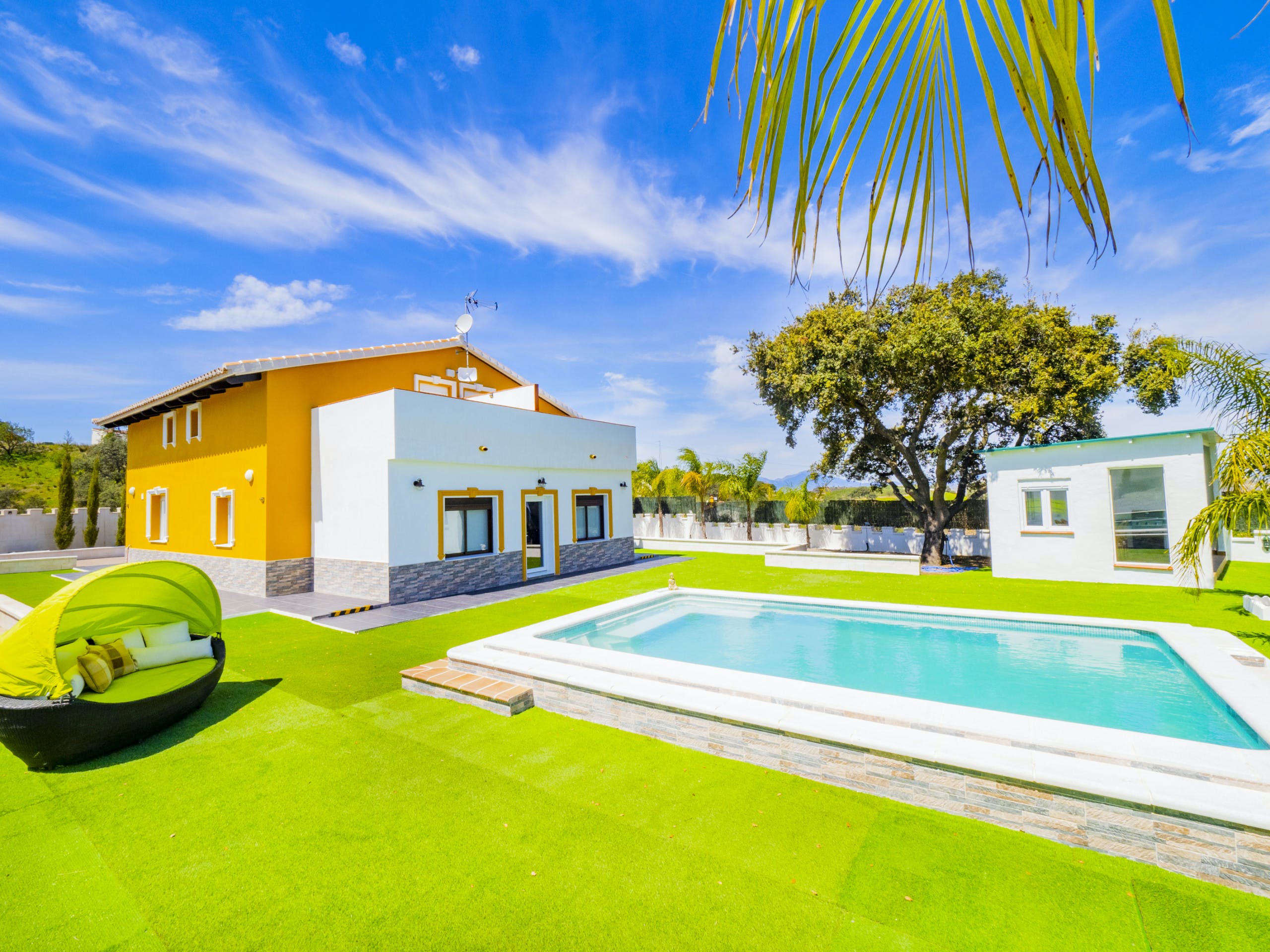 Casa Algarrobo Alhaurín: Spacious 4-Bedroom Apartment with Private Pool in Valle del Guadalhorce