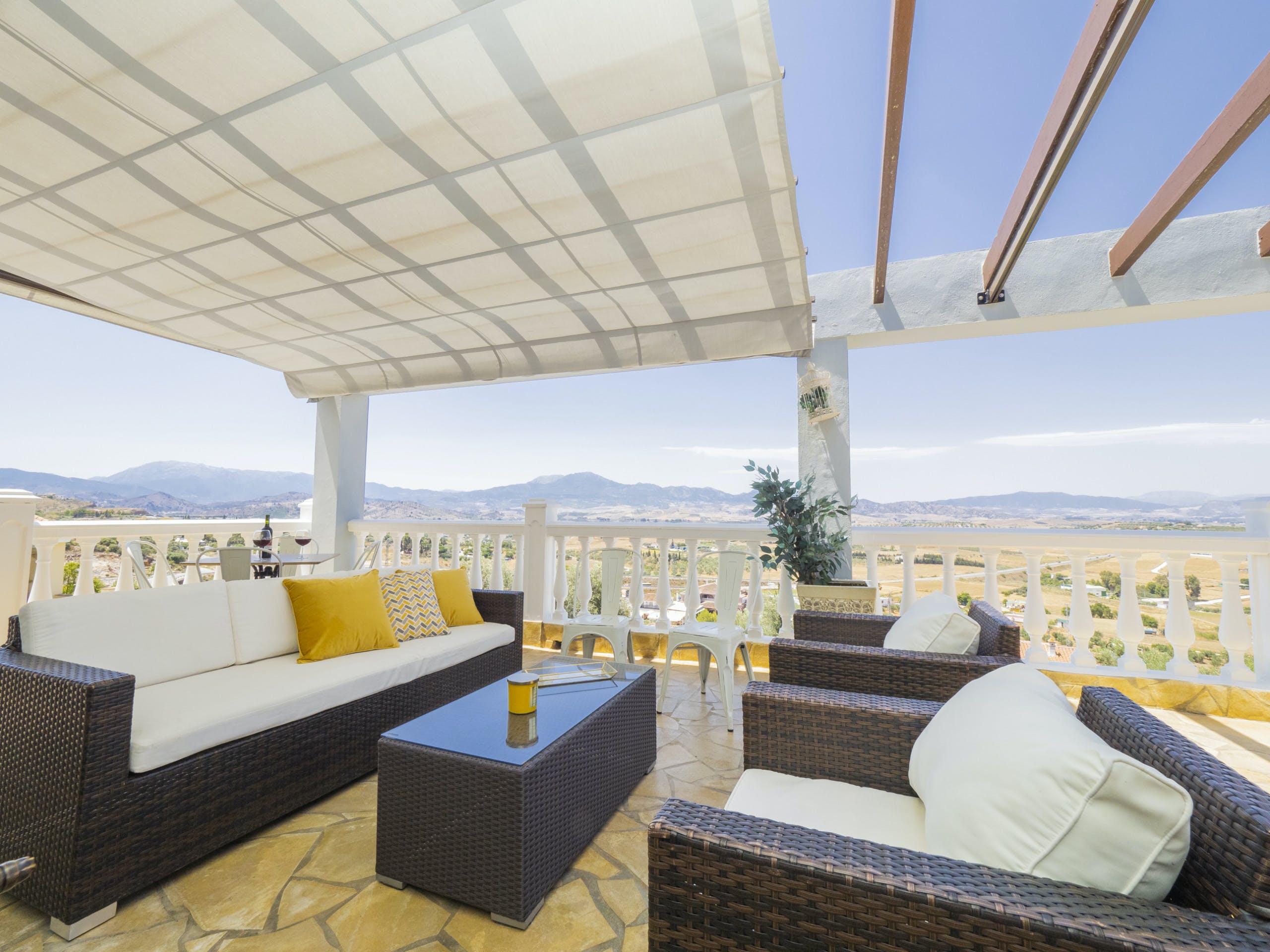Villa Bermejo Pizarra Valle del Guadalhorce: Spacious 3-Bedroom Apartment with Private Pool and Hot Tub, Valle del Guadalhorce