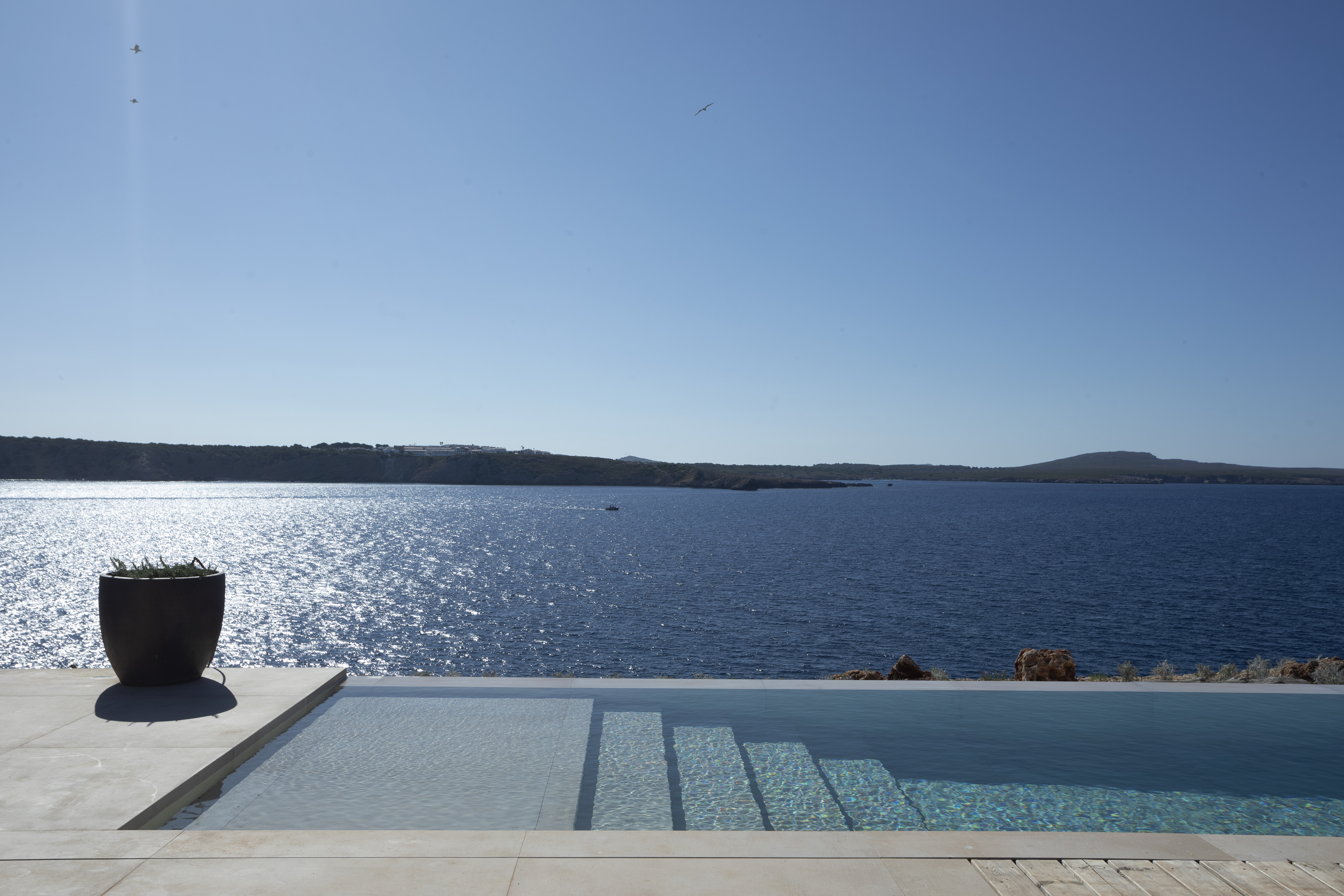 Casa Aljub Mahón: Contemporary 3-Bedroom Apartment with Infinity Pool and Sea Views, Menorca