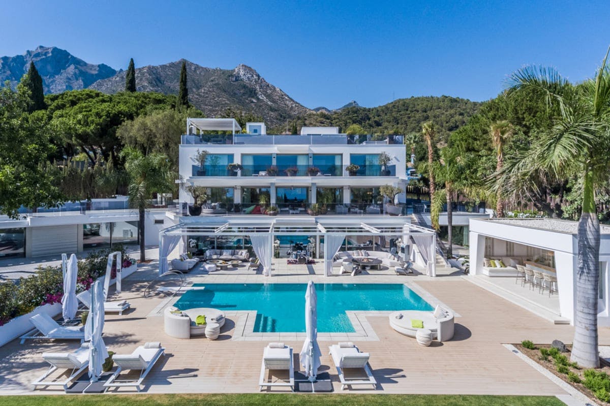 Casa Almendro Marbella: Luxury 8-Bedroom Apartment with Seaview and Pool, Marbella