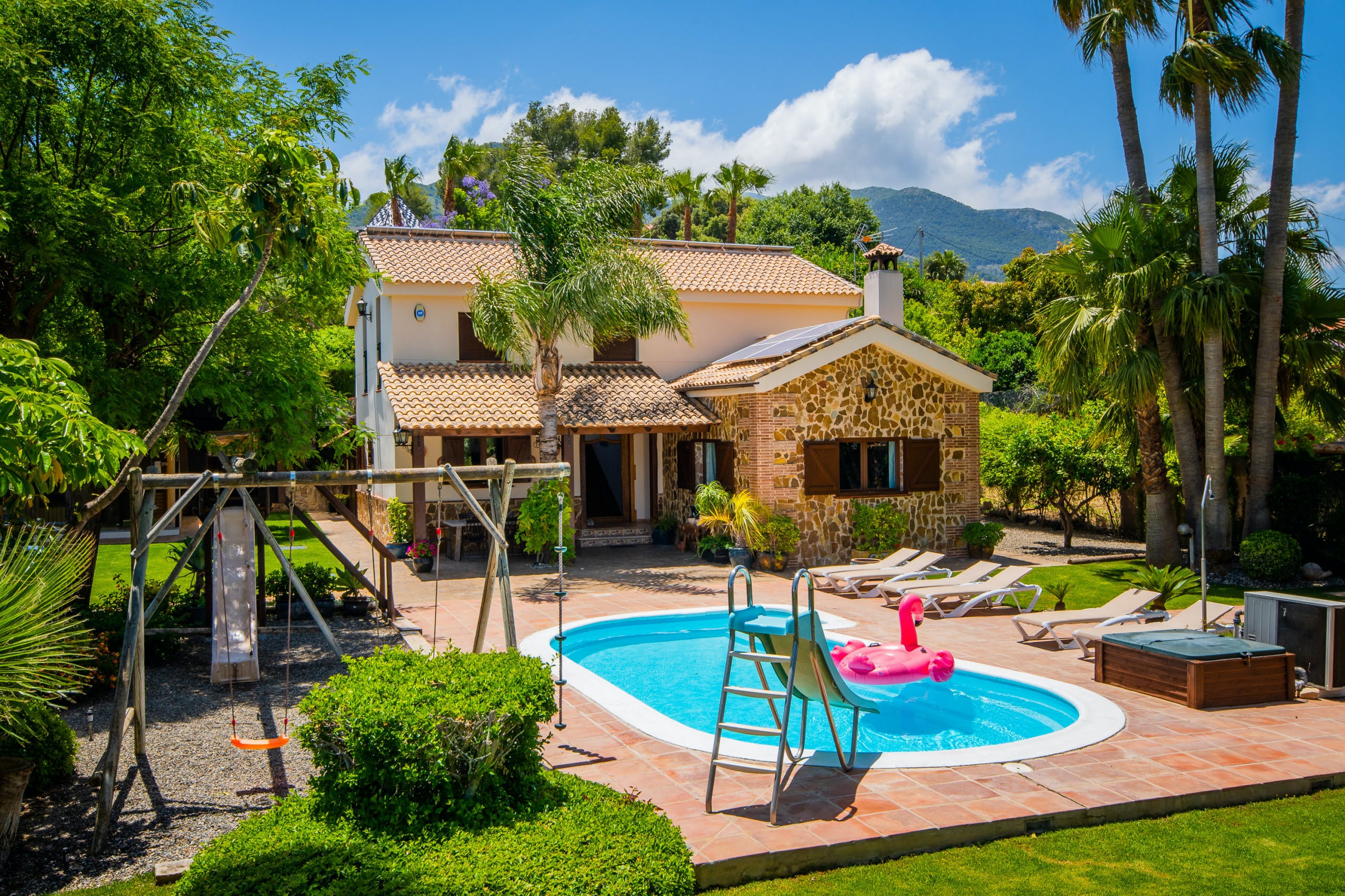 Casa Almendro Valle: Spacious 5-Bedroom Apartment with Heated Pool and Hot Tub, Valle del Guadalhorce