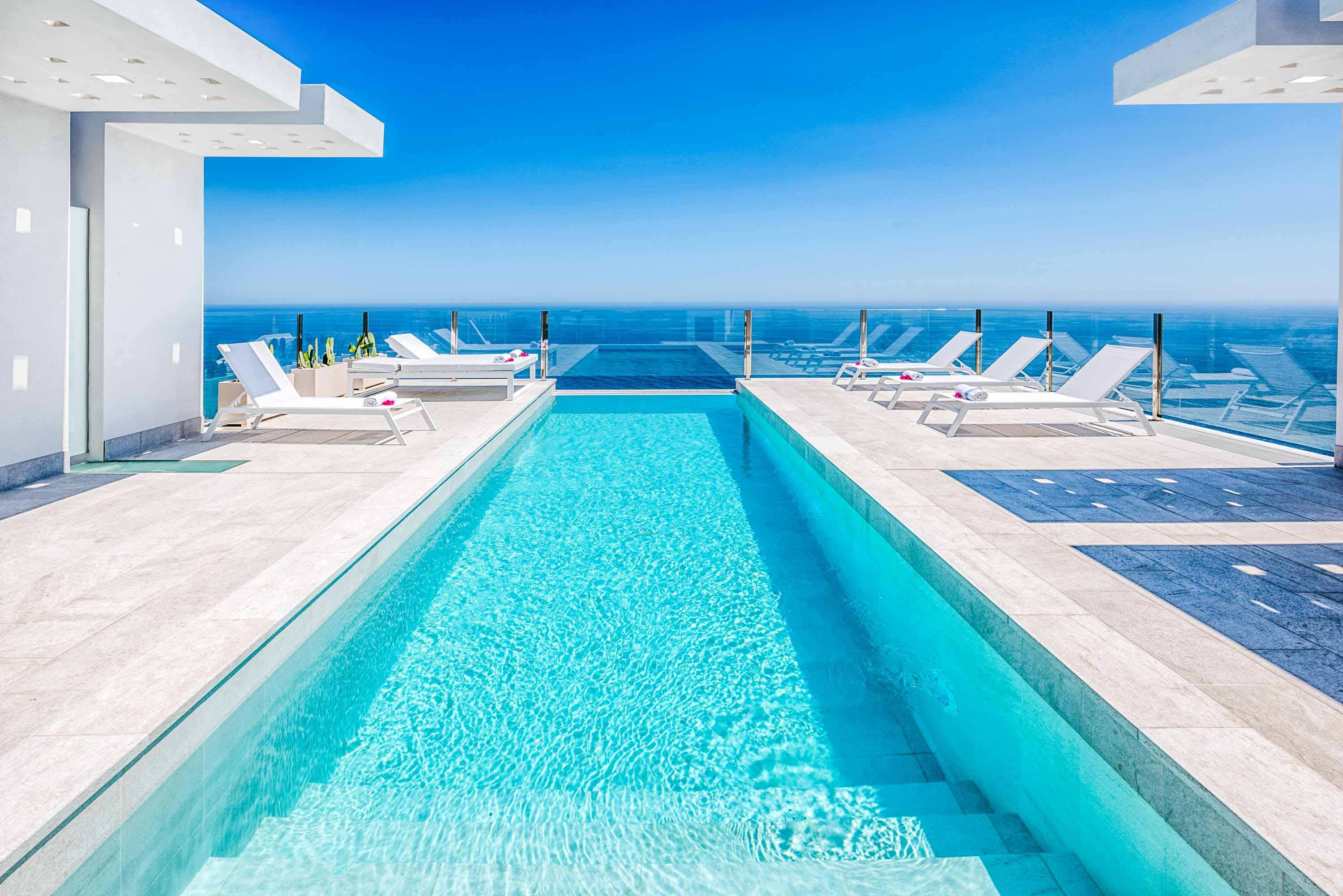 Casa Almijara Nerja: Luxury 4-Bedroom Apartment with Seaview and Pool, Nerja