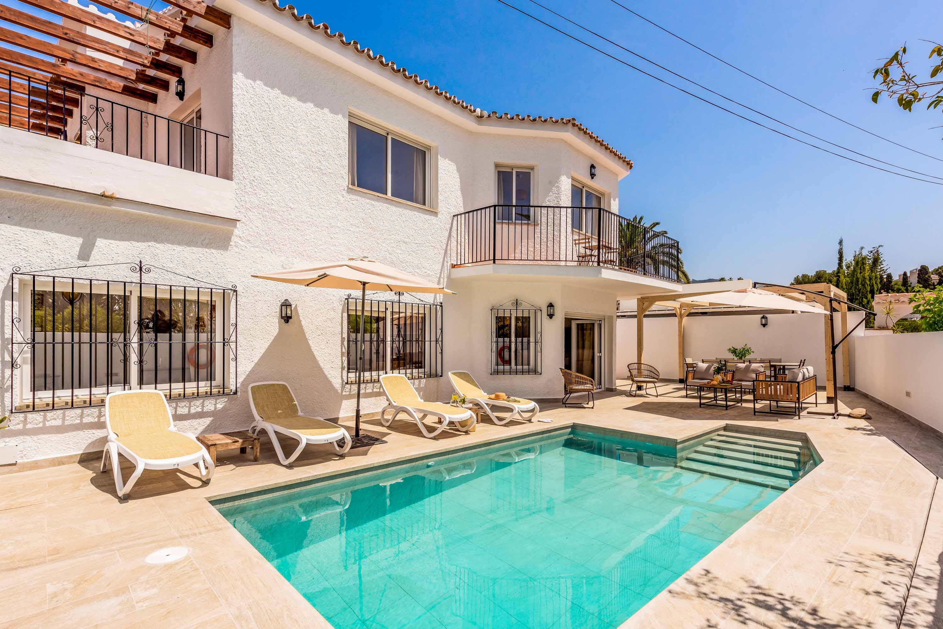 Villa Dorado Carabeillo Nerja: Spacious 5-Bedroom Apartment with Seaview and Pool, Nerja