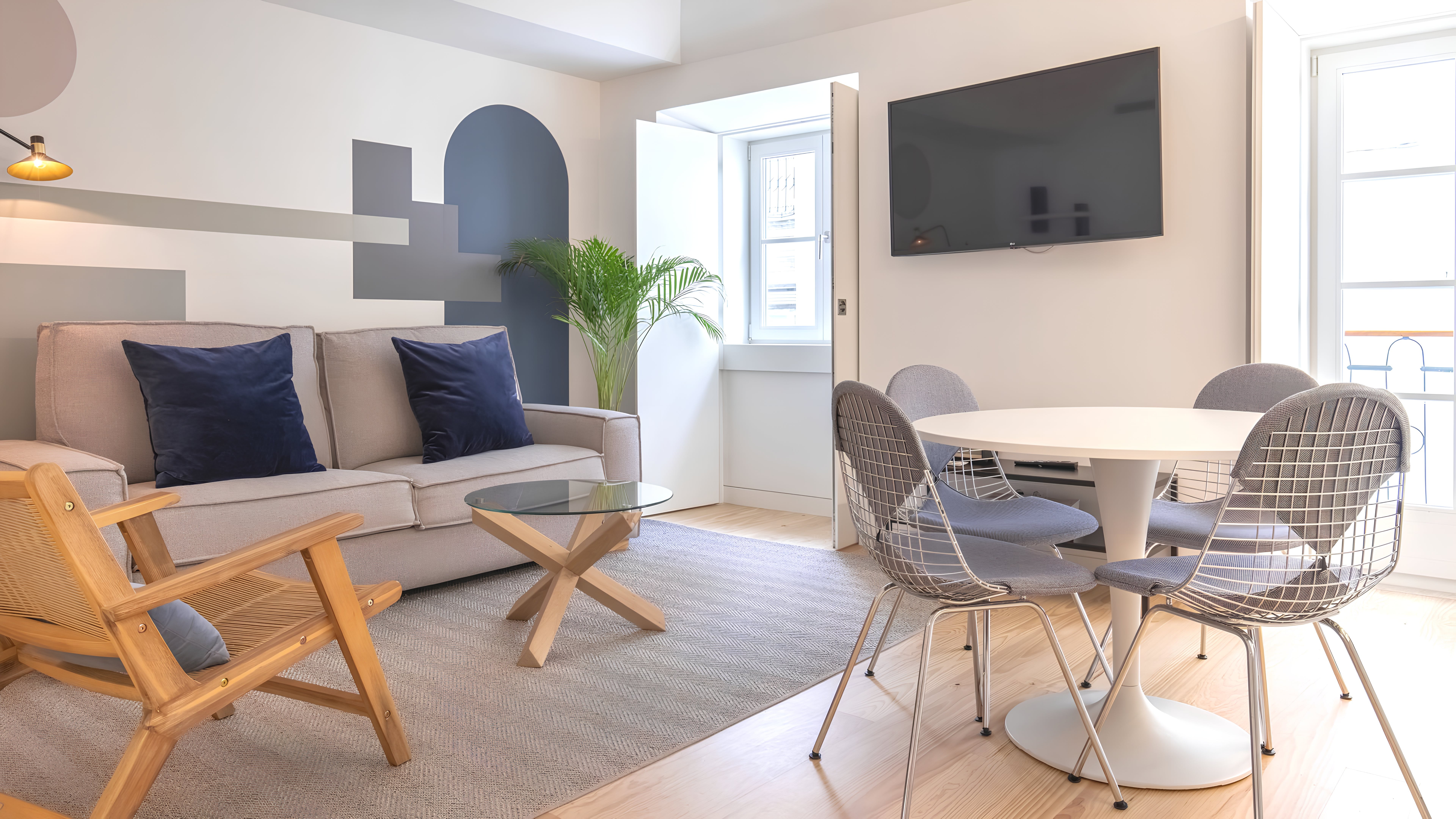Villa Poente Saldanha Campo Pequeno: Chic 2-Bedroom Apartment with Sea Views and Air-Con, Campo Pequeno Lisbon
