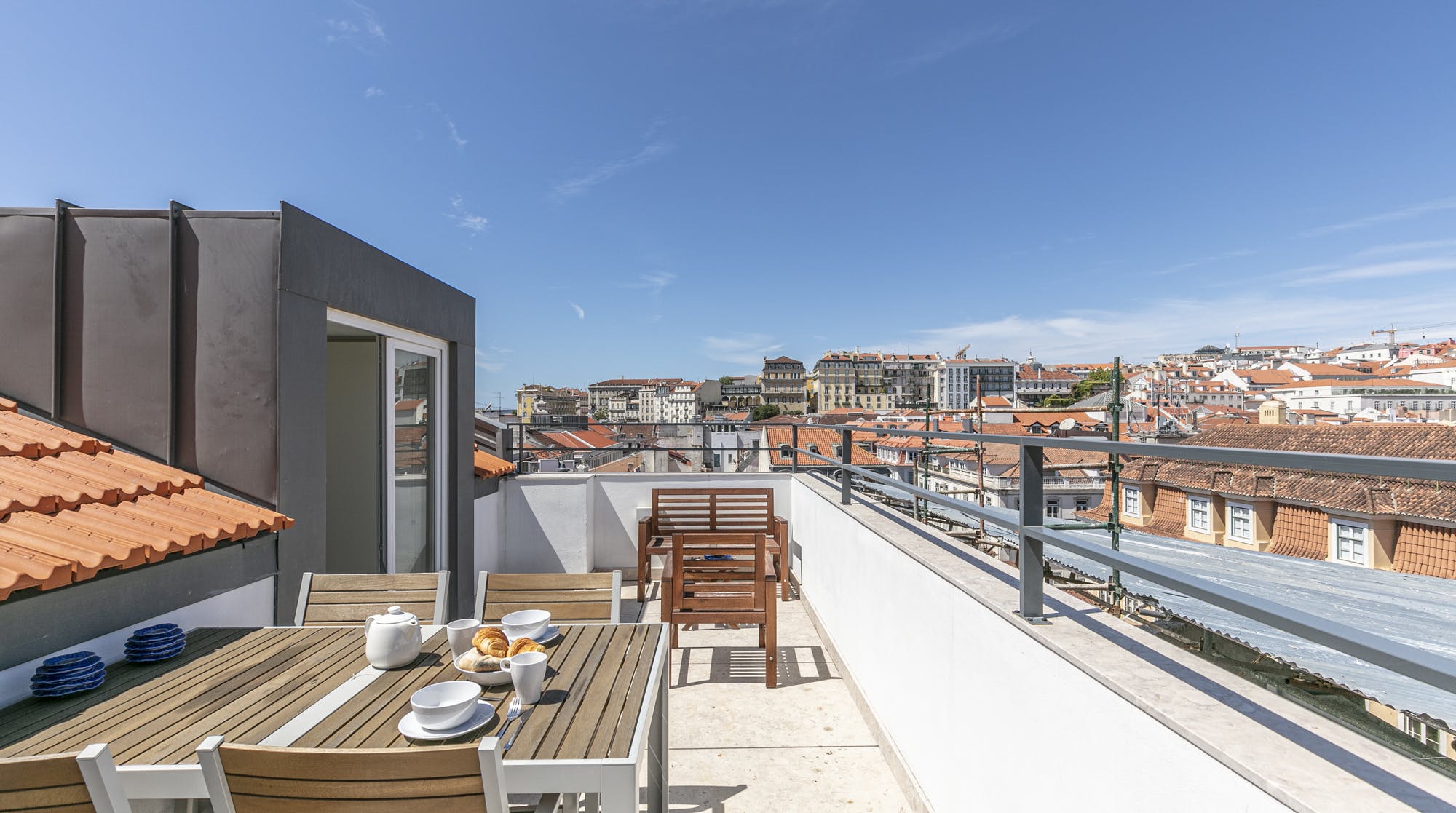 Villa Safira Amoreiras Campo Pequeno: Luxury 2-Bedroom Apartment with Sea Views, Air-Con, Campo Pequeno Lisbon