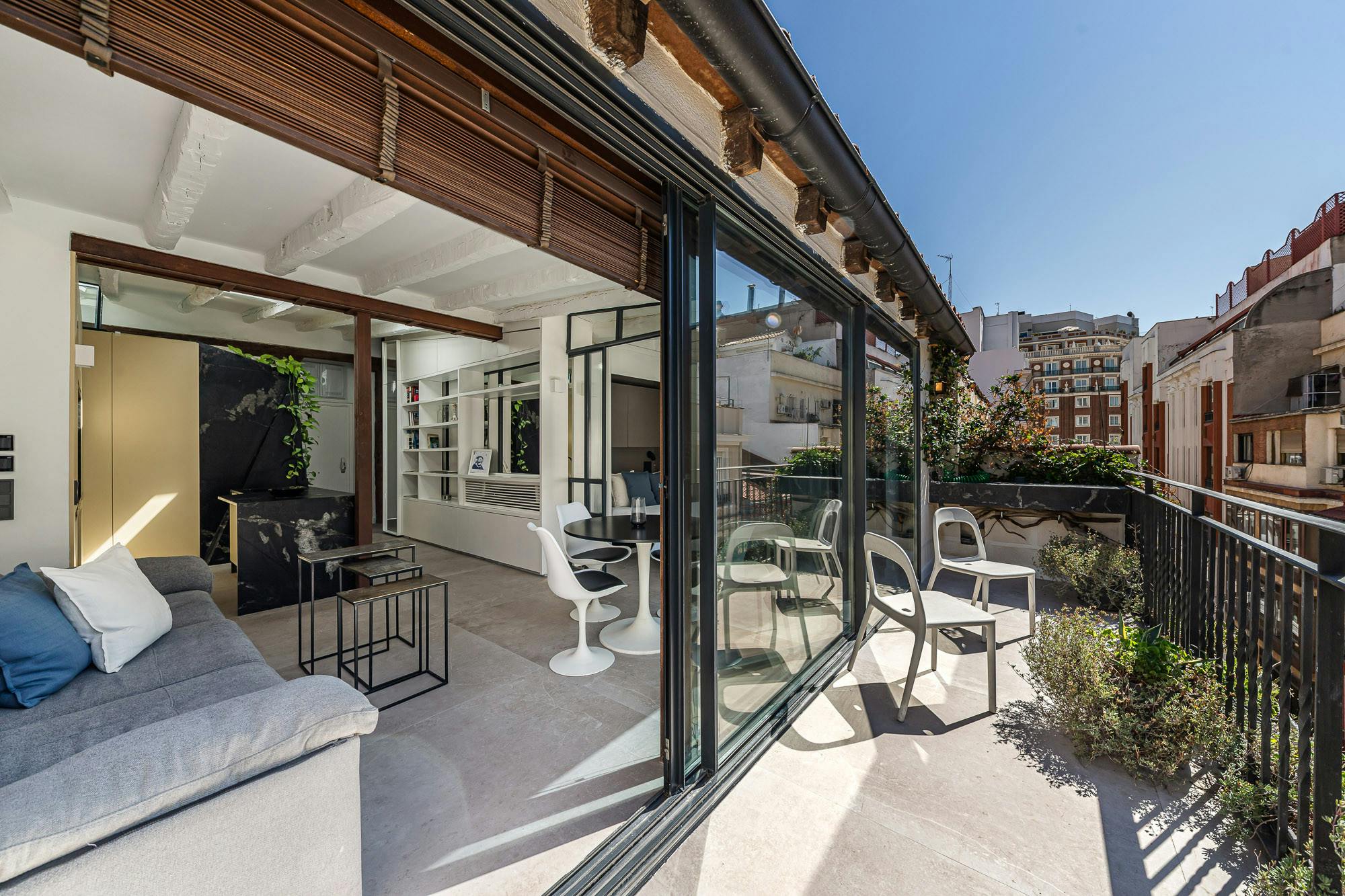 Casa Austrias Madrid: Chic 2-Bedroom Townhouse Rental with Air-Con in Madrid Centro