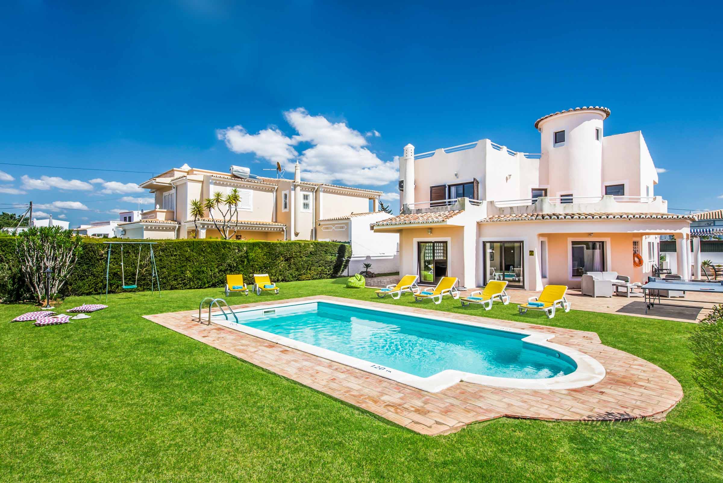 Casa Azinheira Guia: Spacious 4-Bedroom Apartment with Pool and Sea Views, Guia Algarve