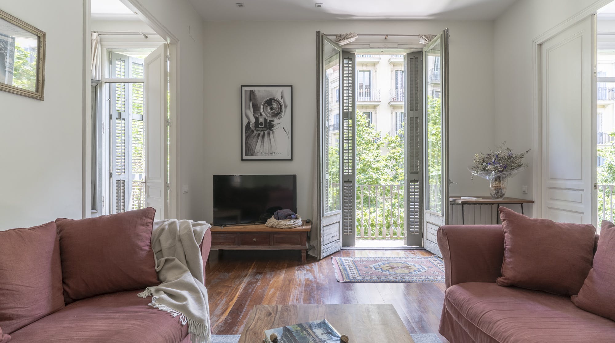 Casa Balcells Eixample: Elegant 3-Bedroom Apartment Rental with Air-Con and Family-Friendly Features, Eixample