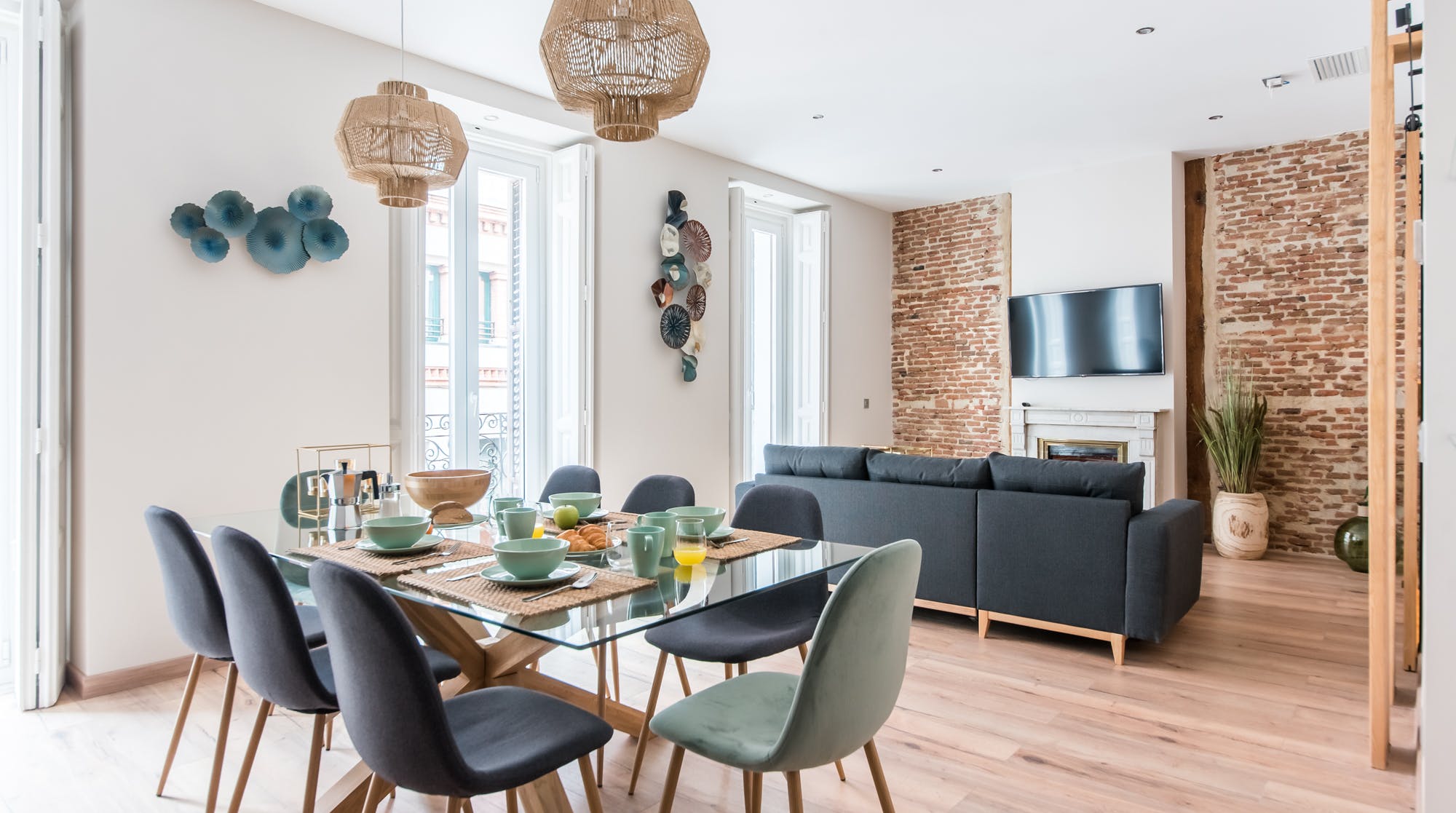 Casa Ballesta Chueca: Spacious 3-Bedroom Apartment Rental with Fireplace in Chueca Madrid