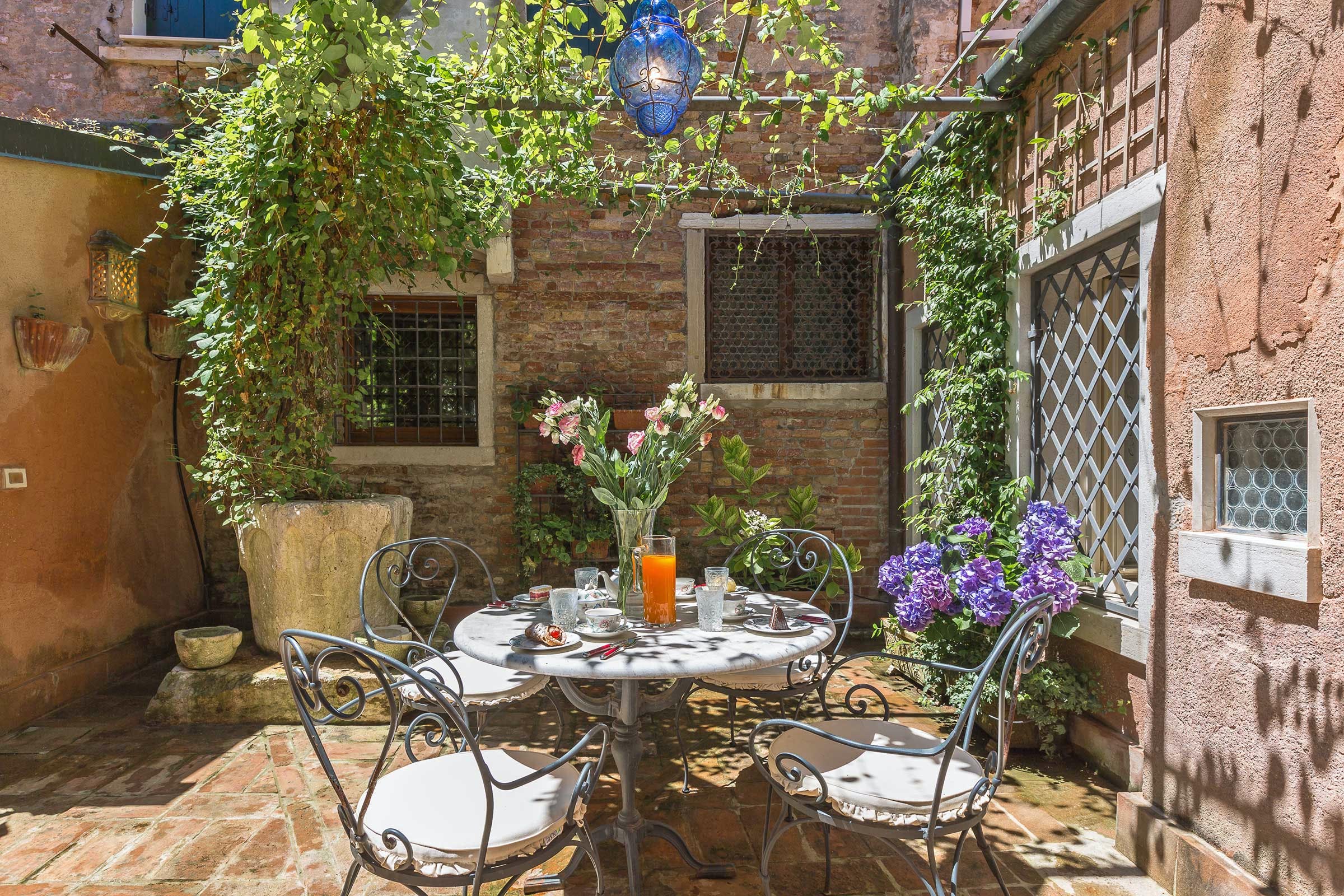 Casa Barcaroli Dorsoduro: Elegant 3-Bedroom Apartment with Seaview and Air-Con in Dorsoduro Venice