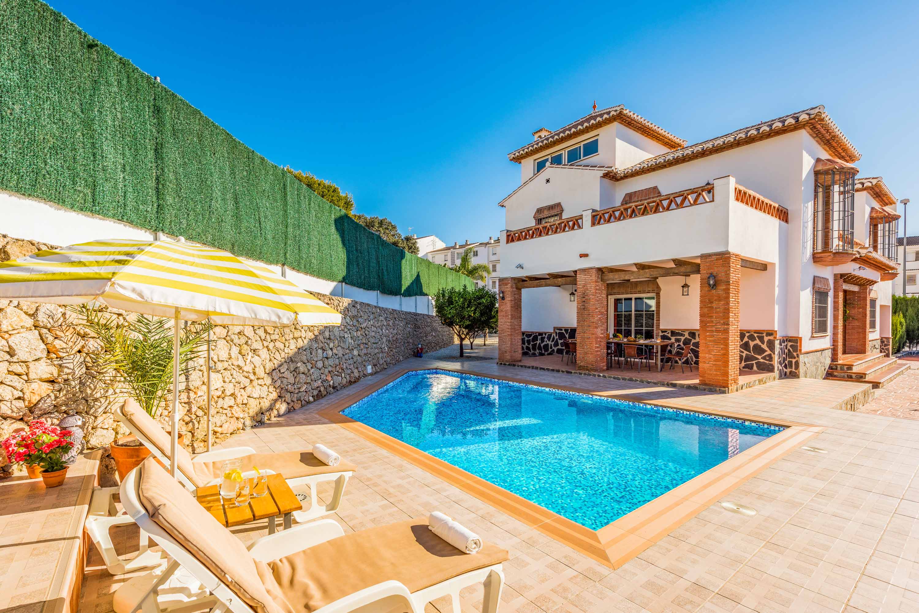 Casa Barranco Nerja: Spacious 5-Bedroom Apartment with Sea Views and Pool, Nerja