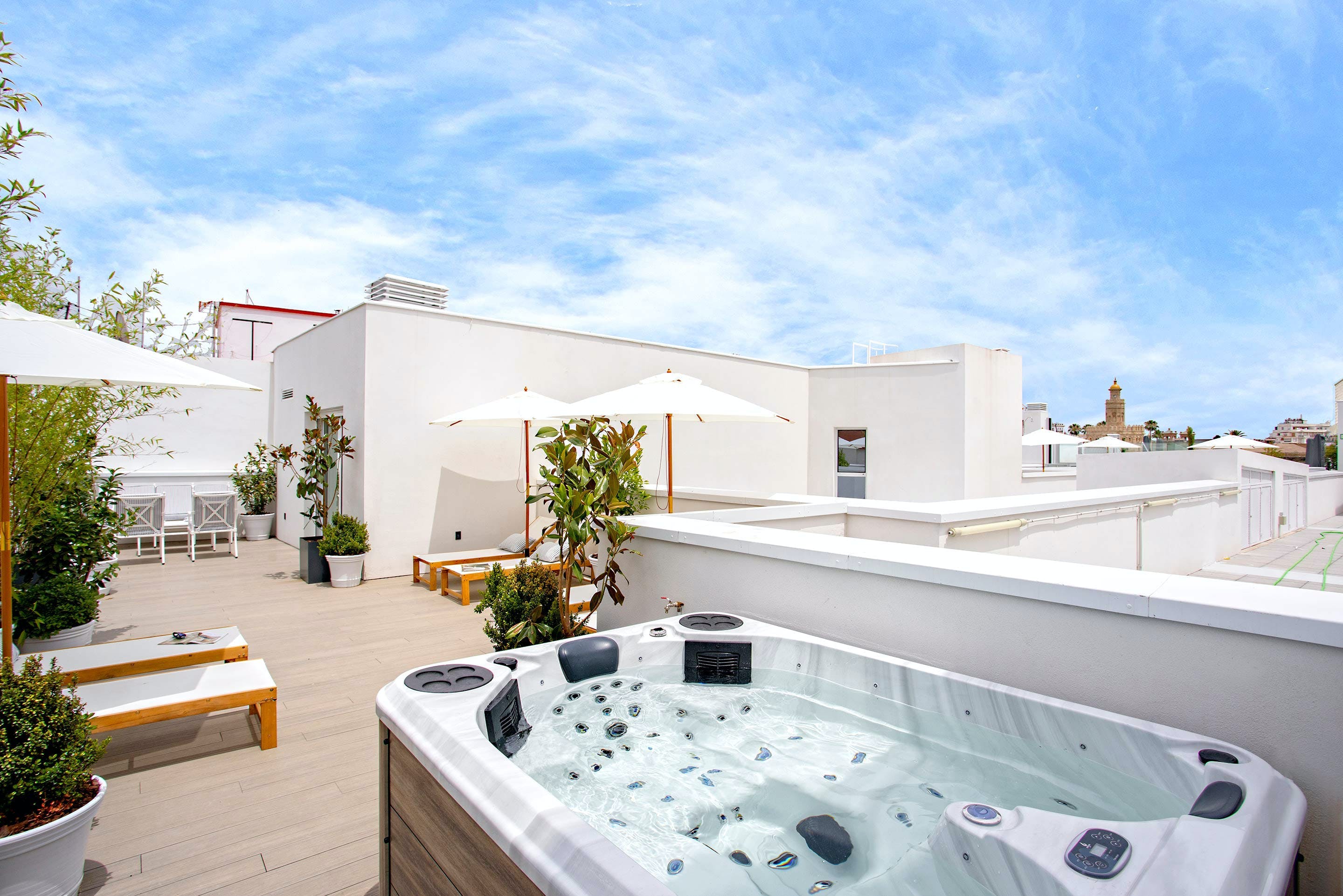Casa Betis El Arenal: Spacious 3-Bedroom Apartment with Private Jacuzzi and Pool, El Arenal