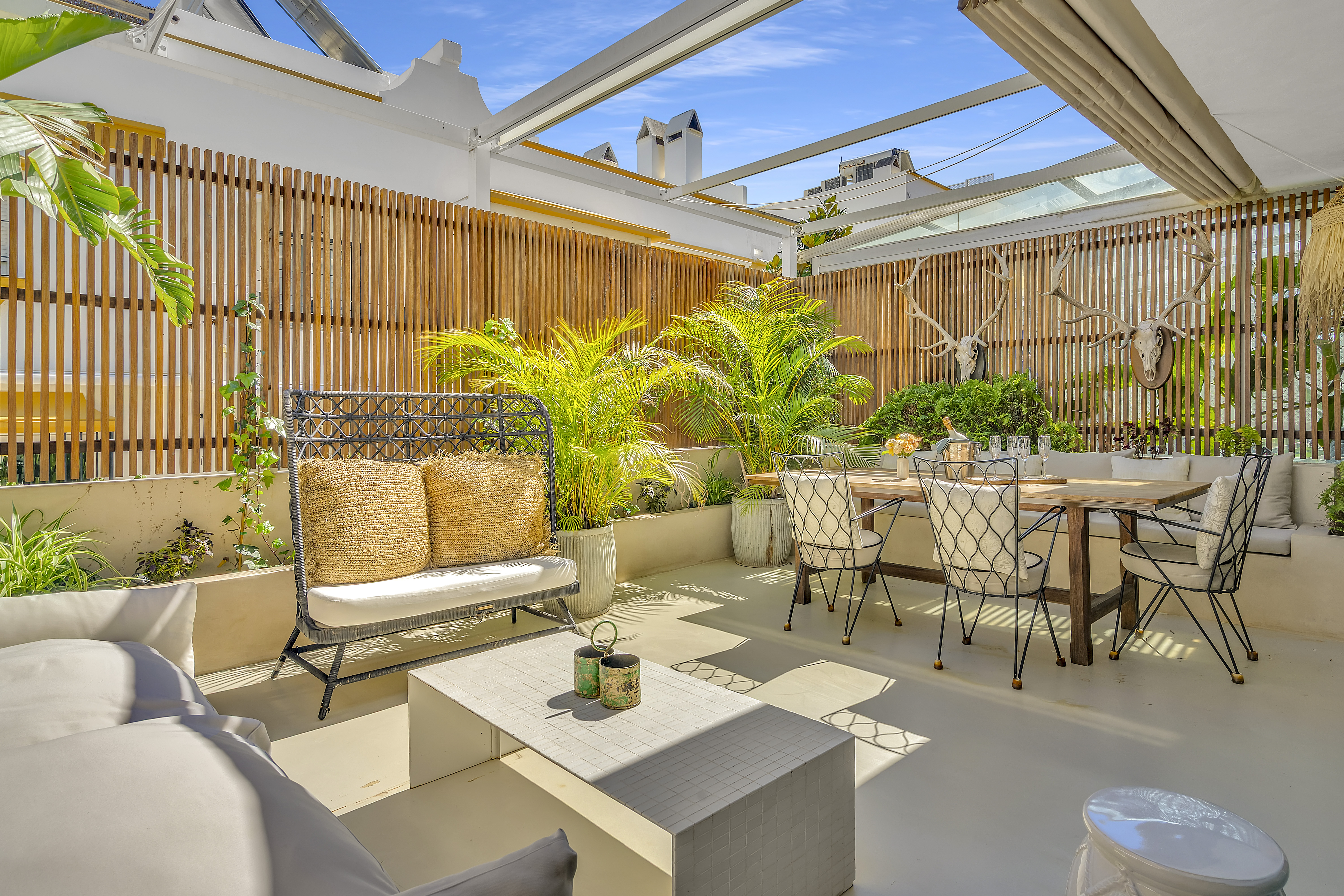Casa Biznaga Marbella: 4-Bedroom Beachfront Apartment with Pool and Tennis Court, Marbella