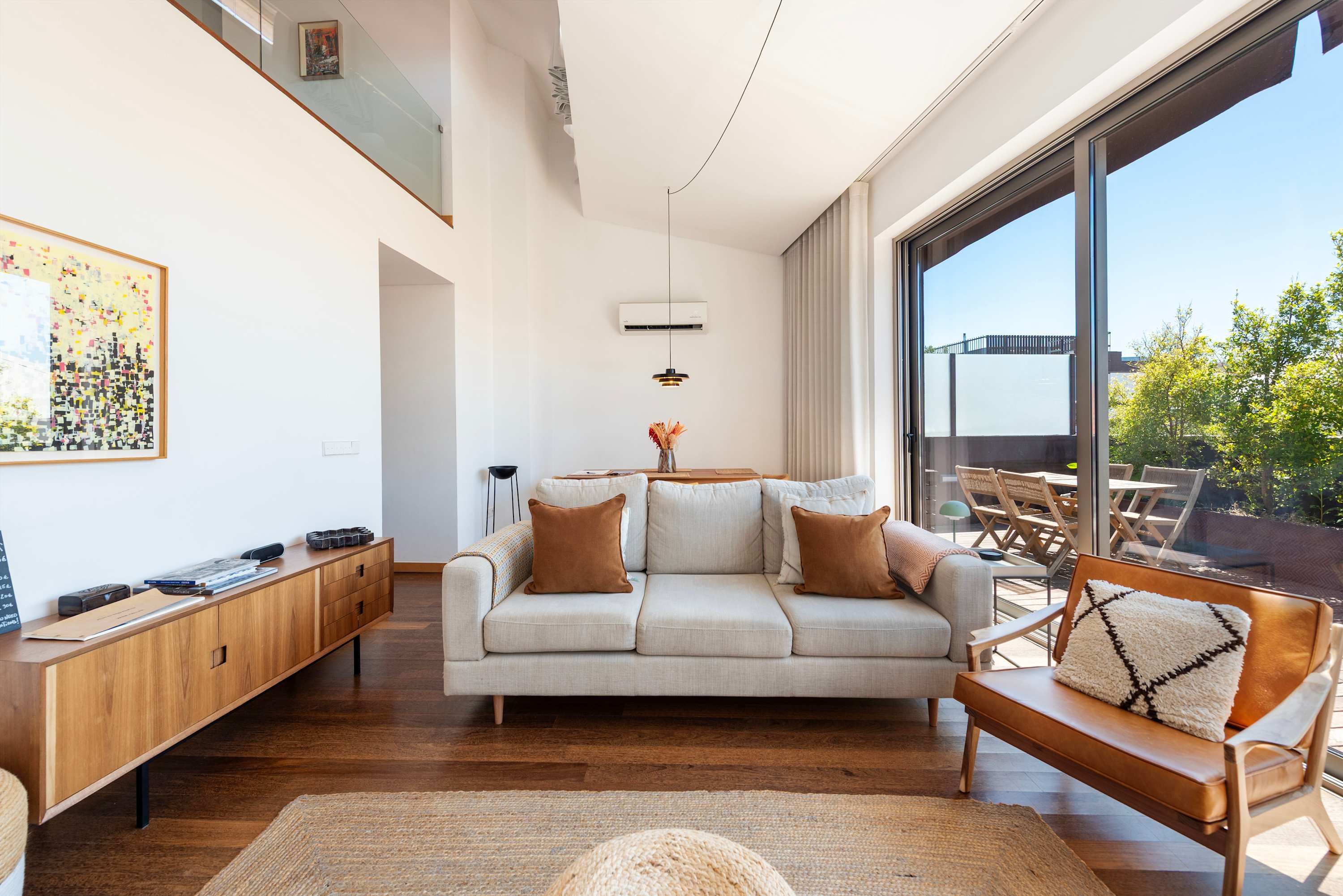 Villa Safira Miragaia Bolhão: Stylish 2-Bedroom Penthouse Rental with Terrace and Gym, Bolhão Porto
